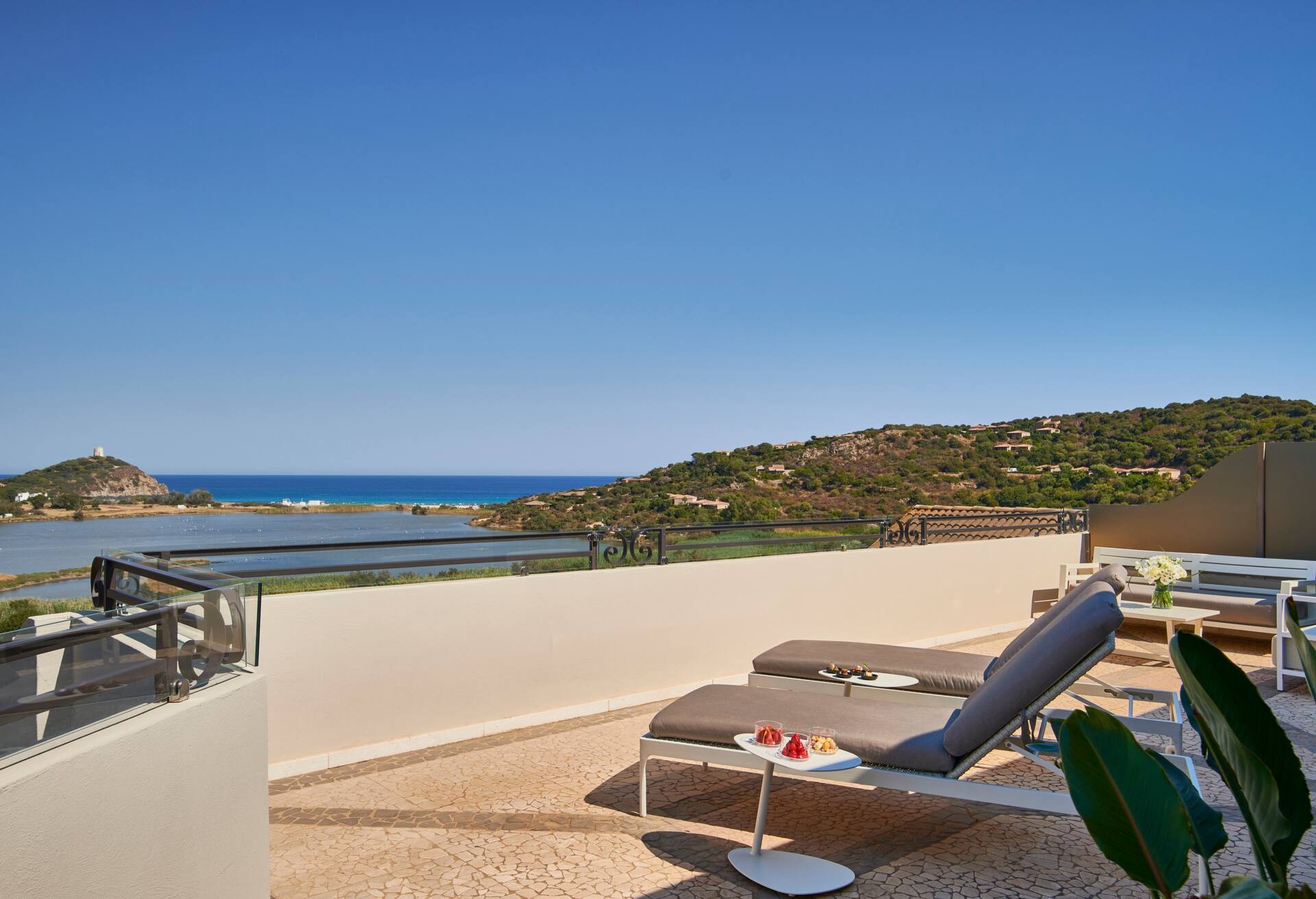 King Deluxe Suite with Sea View Tholos