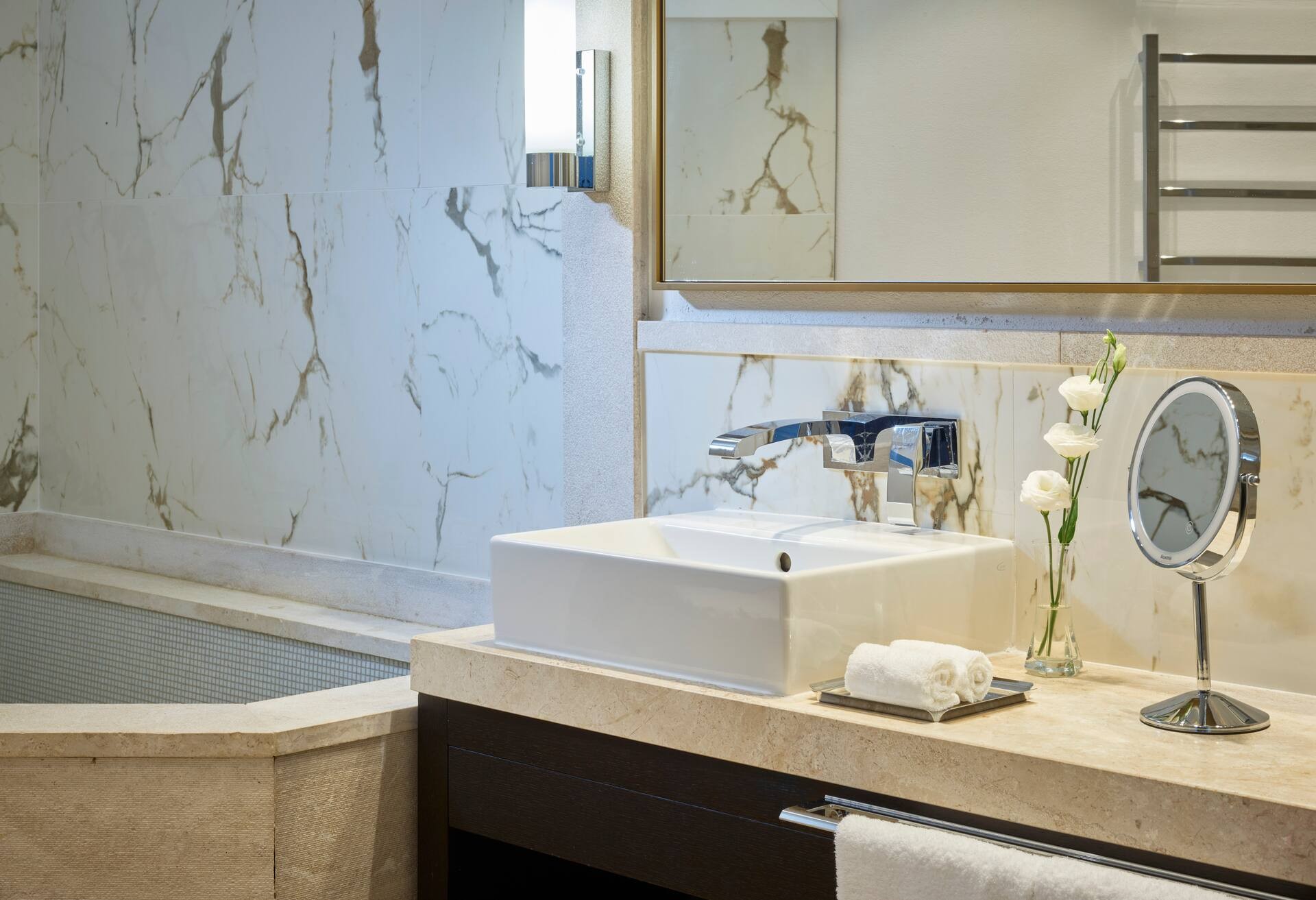 King Deluxe Suite with Sea View Tholos