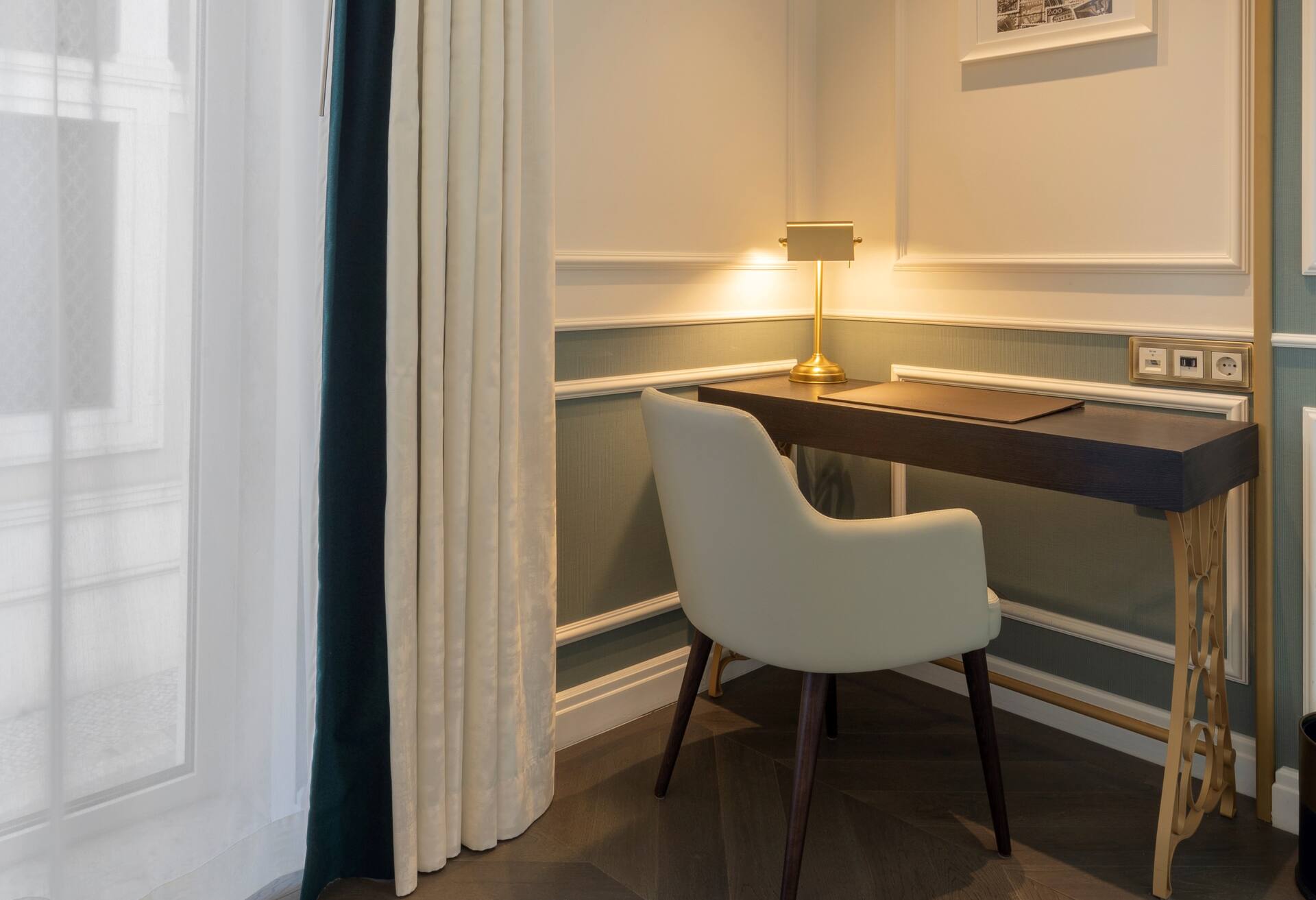 King Premium Corner Room thumbnail 5
