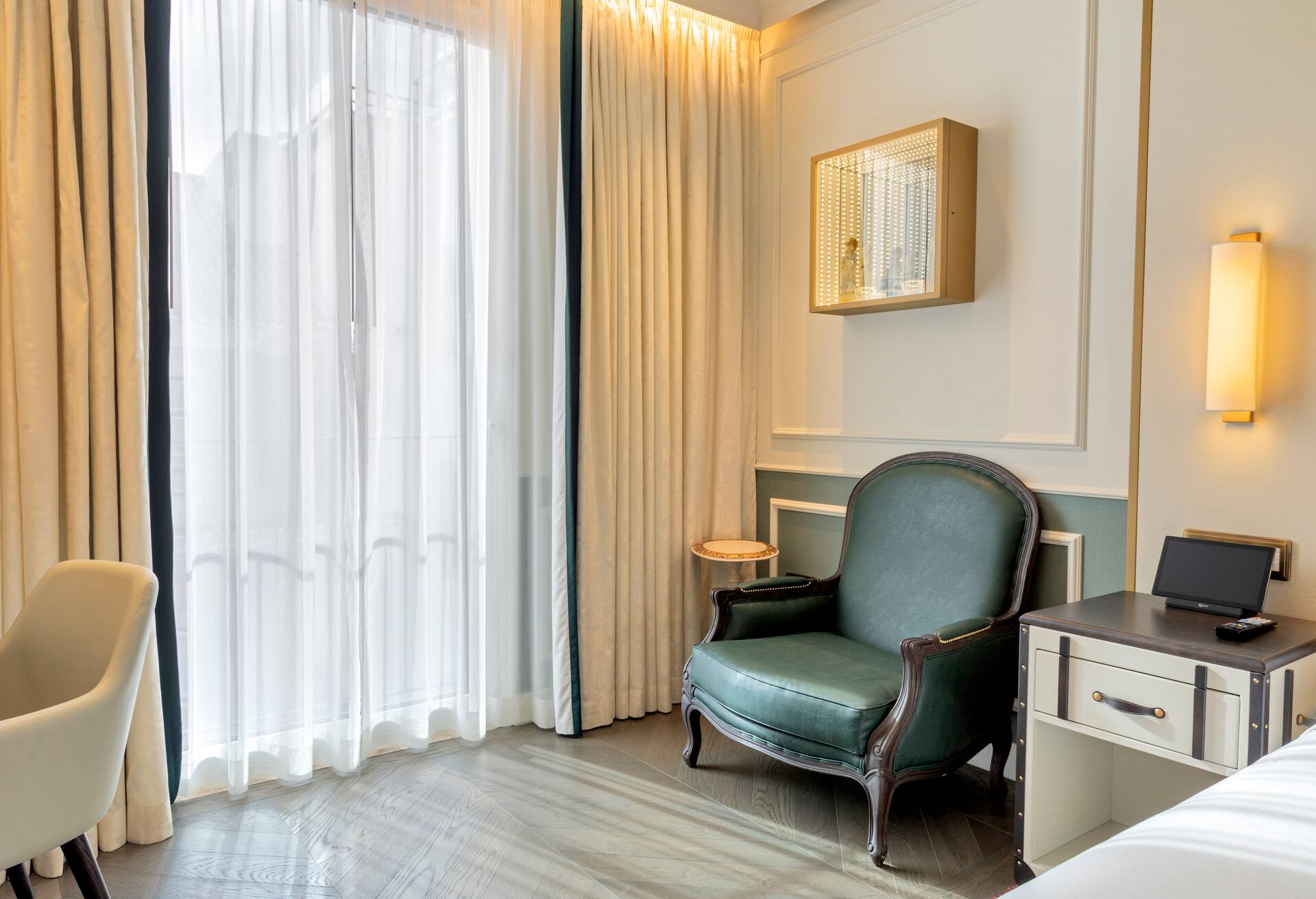 King Deluxe Room thumbnail 5