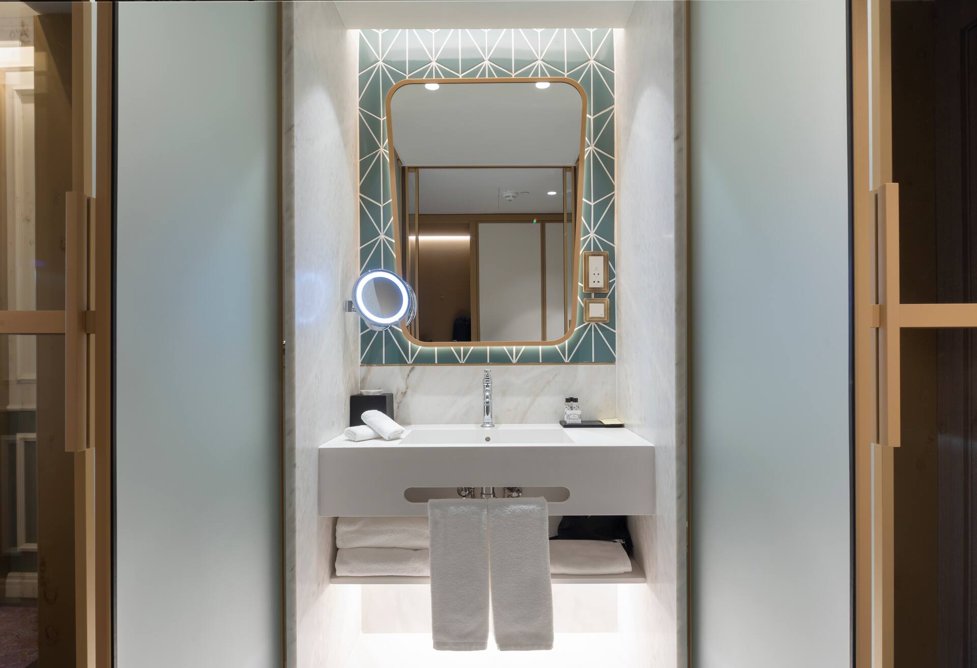King Premium Corner Room W/view and Balcony