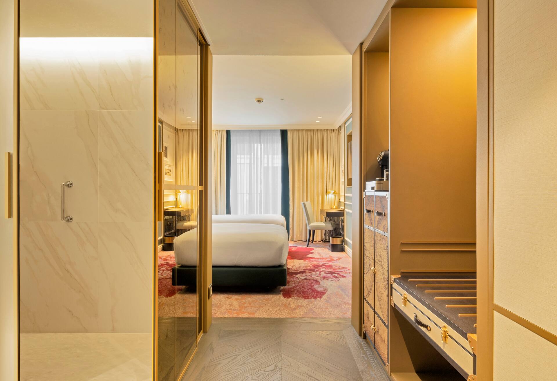 Twin Deluxe Room thumbnail 6