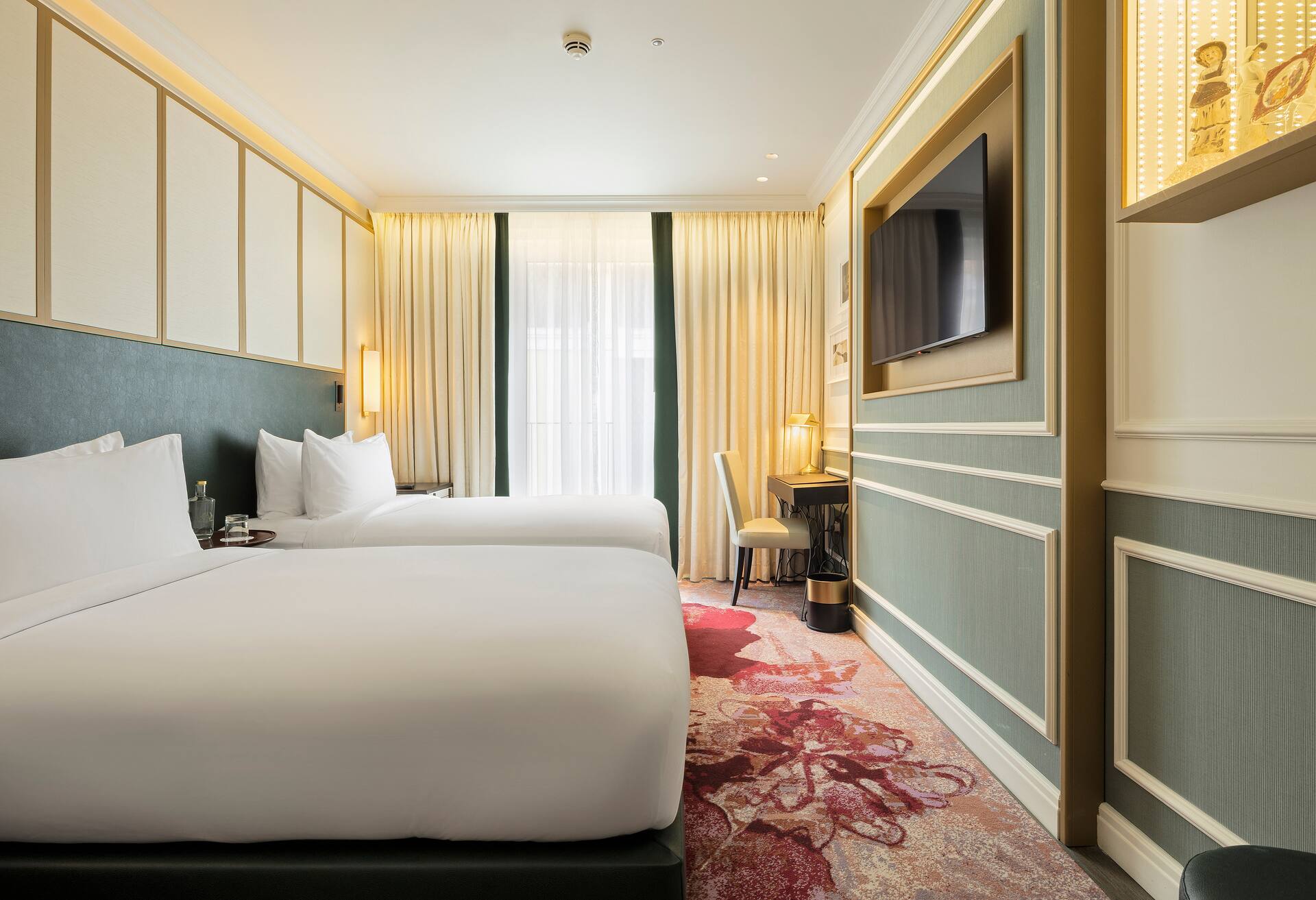 Twin Deluxe Room thumbnail 5