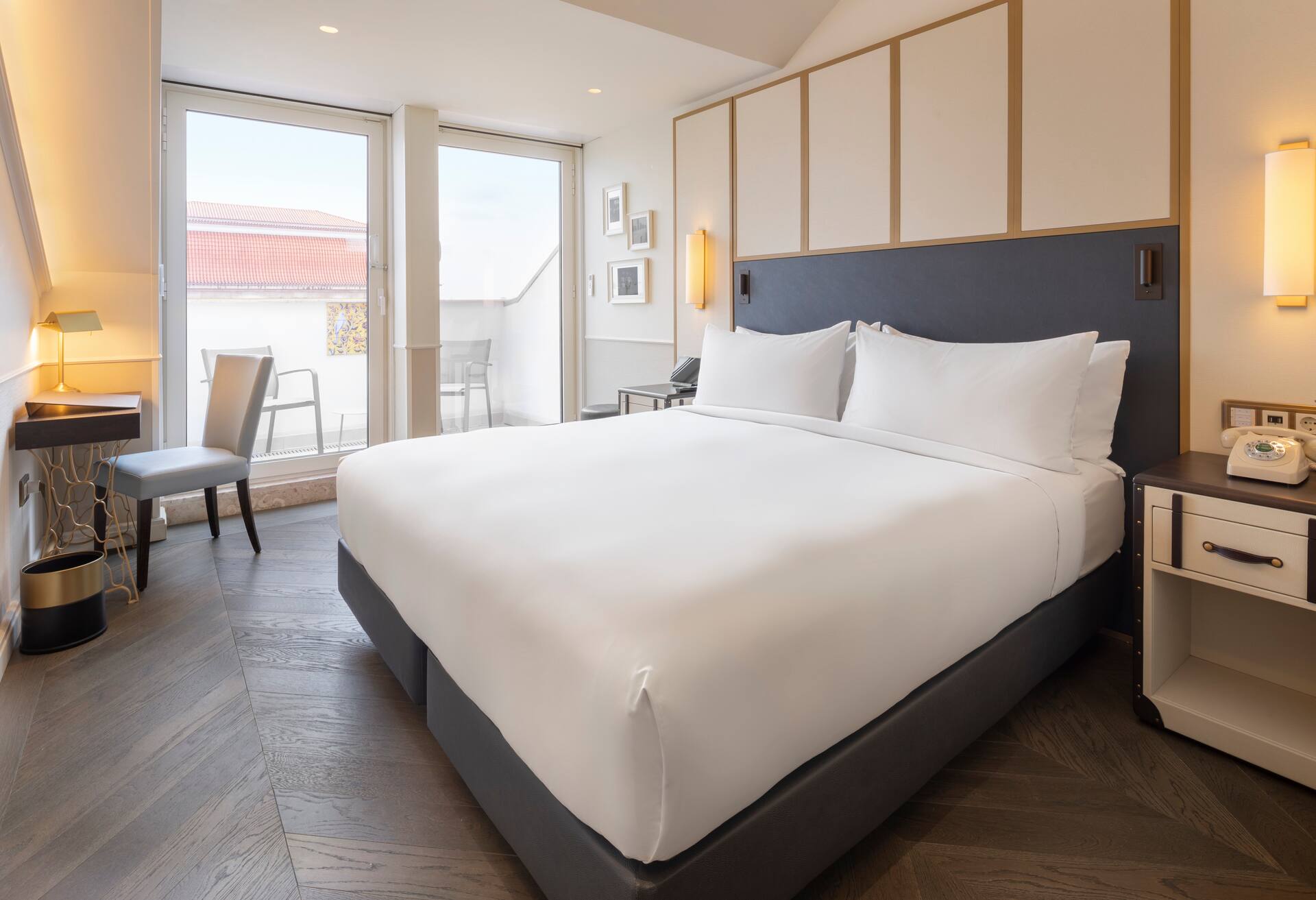 King Deluxe Room with View and Balcony thumbnail 5
