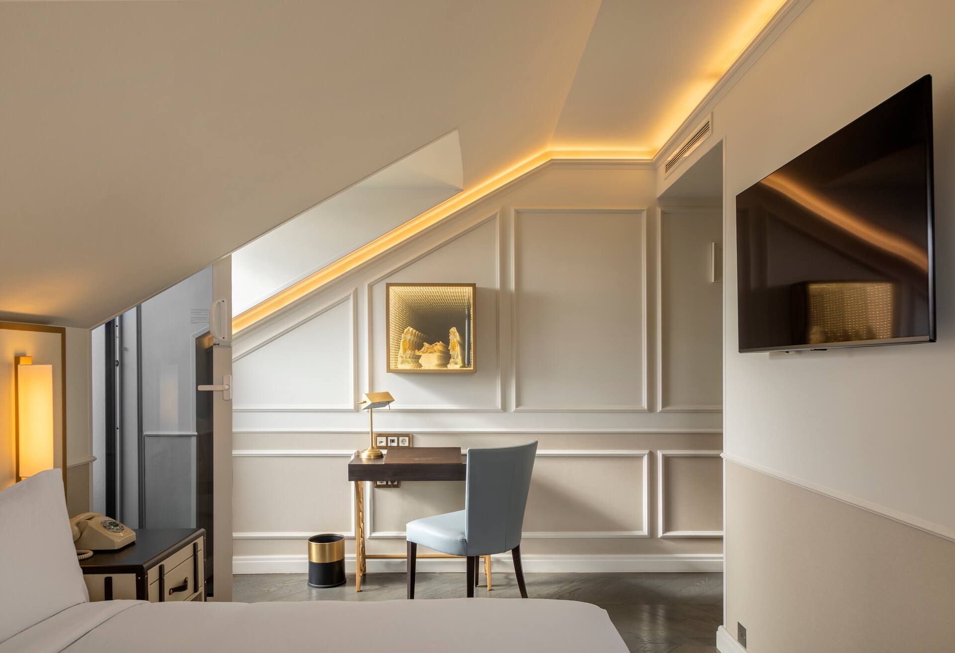 King Premium Corner Room W/view and Balcony