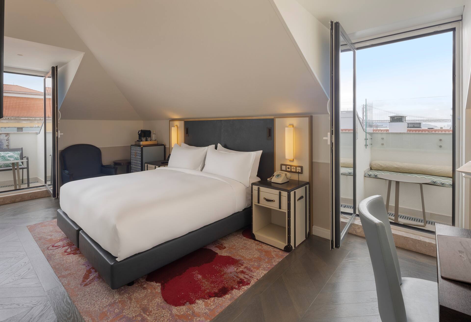 King Premium Corner Room W/view and Balcony