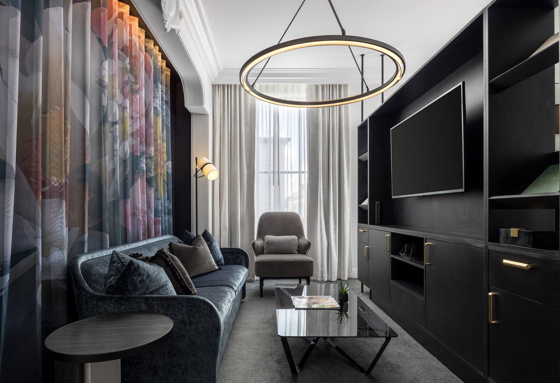 Junior King Suite Mob/hear Access W/ri Shower