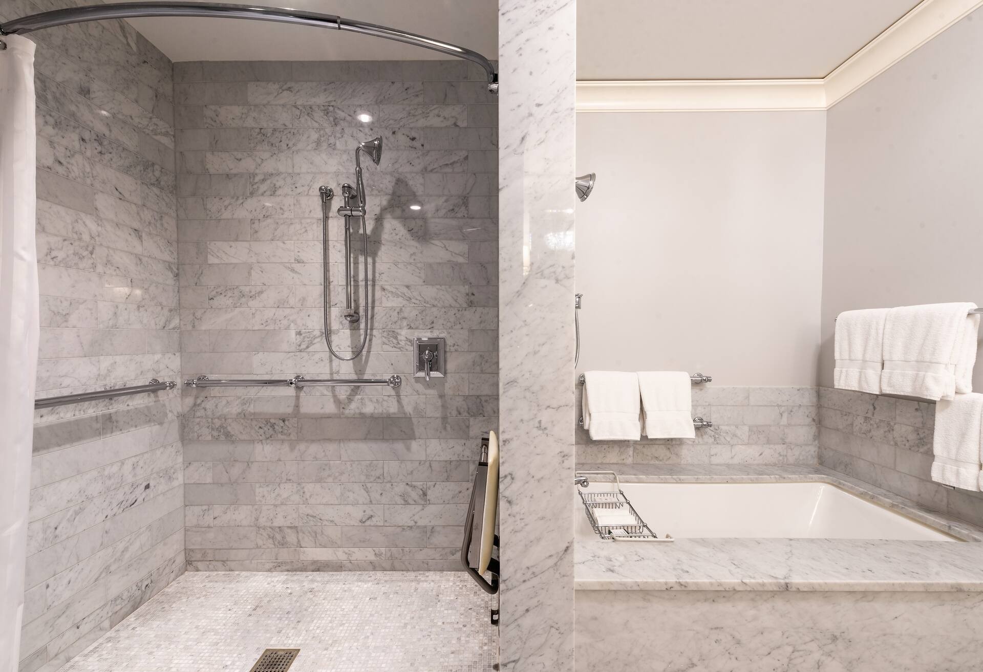 Two Queen Beds Mobility Acc W/ Ri Shower