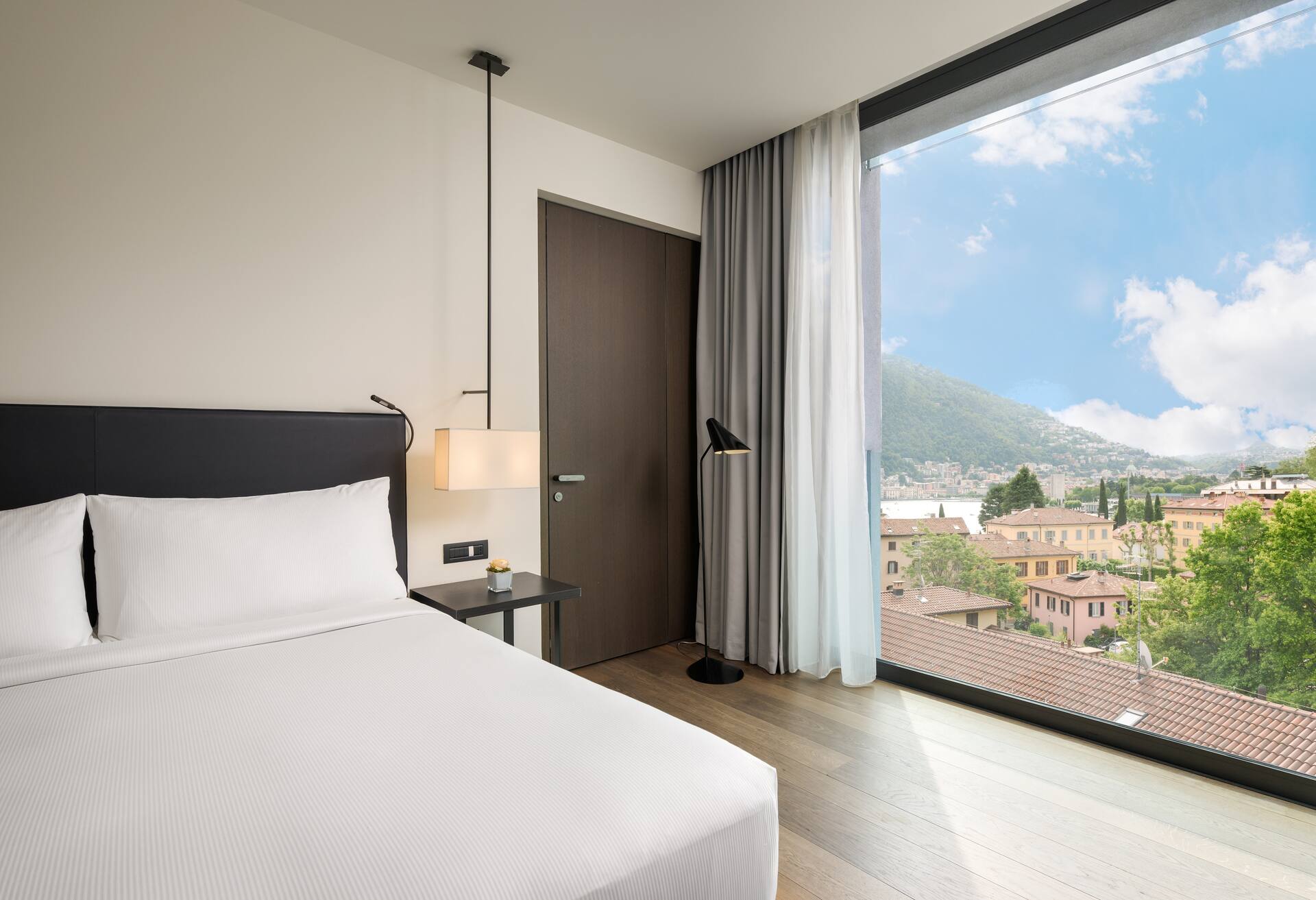 King Deluxe Room with City View thumbnail 6