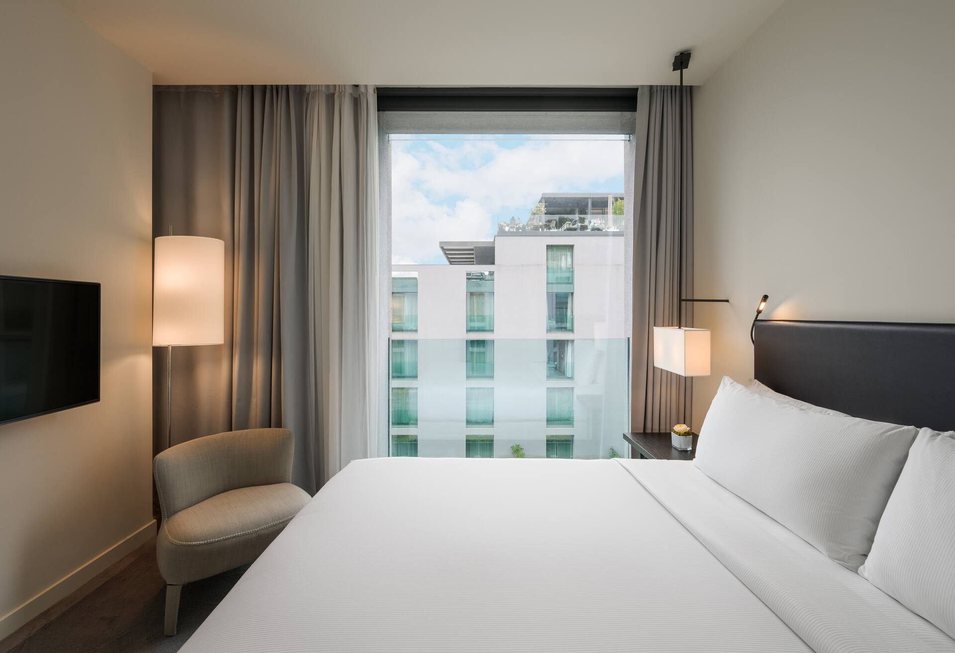 King Deluxe with Courtyard View thumbnail 5