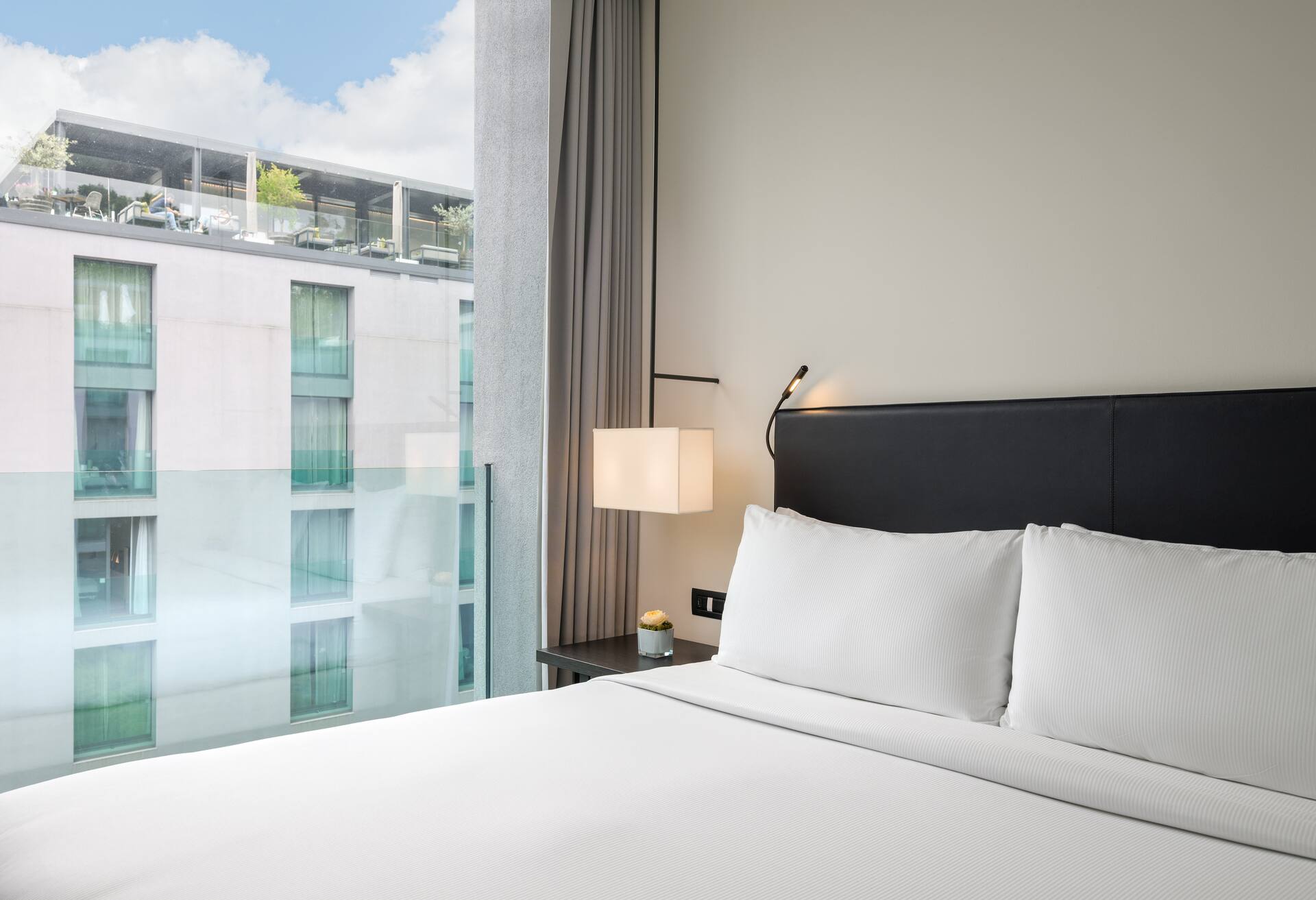 King Deluxe with Courtyard View thumbnail 6