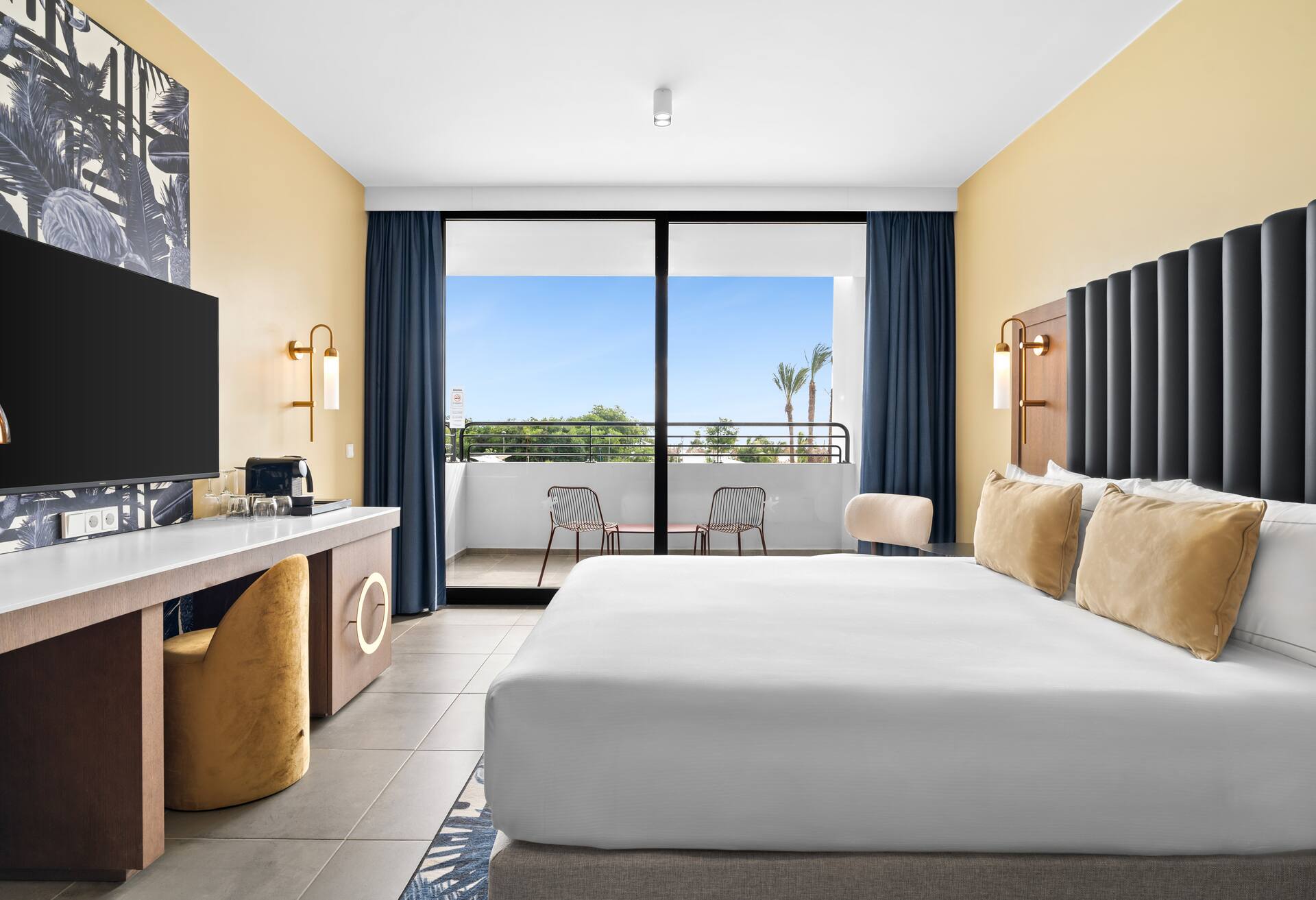1 King Bed Deluxe Cruiseship - Ocean View thumbnail 5