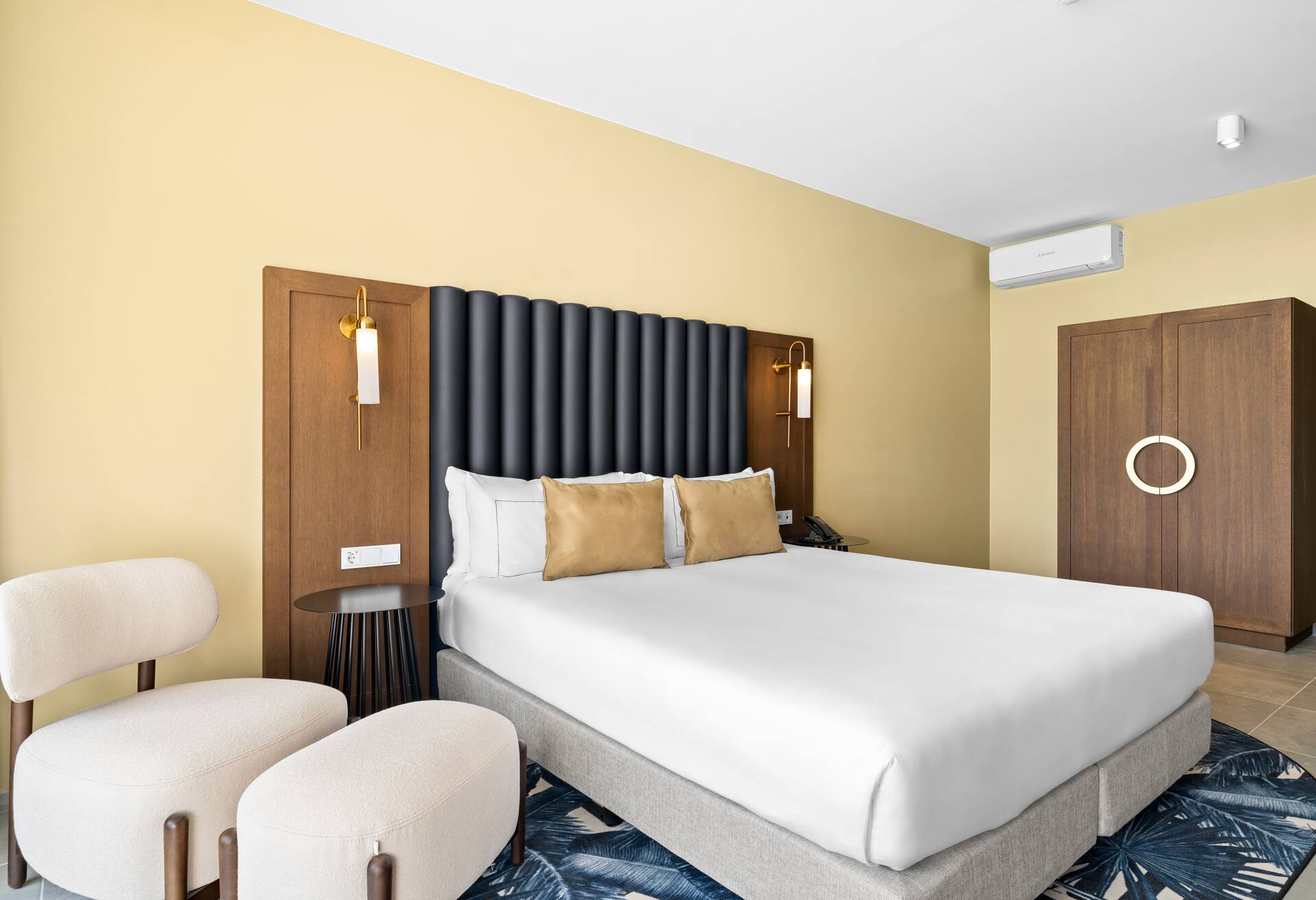 1 King Bed Deluxe Cruiseship - Ocean View