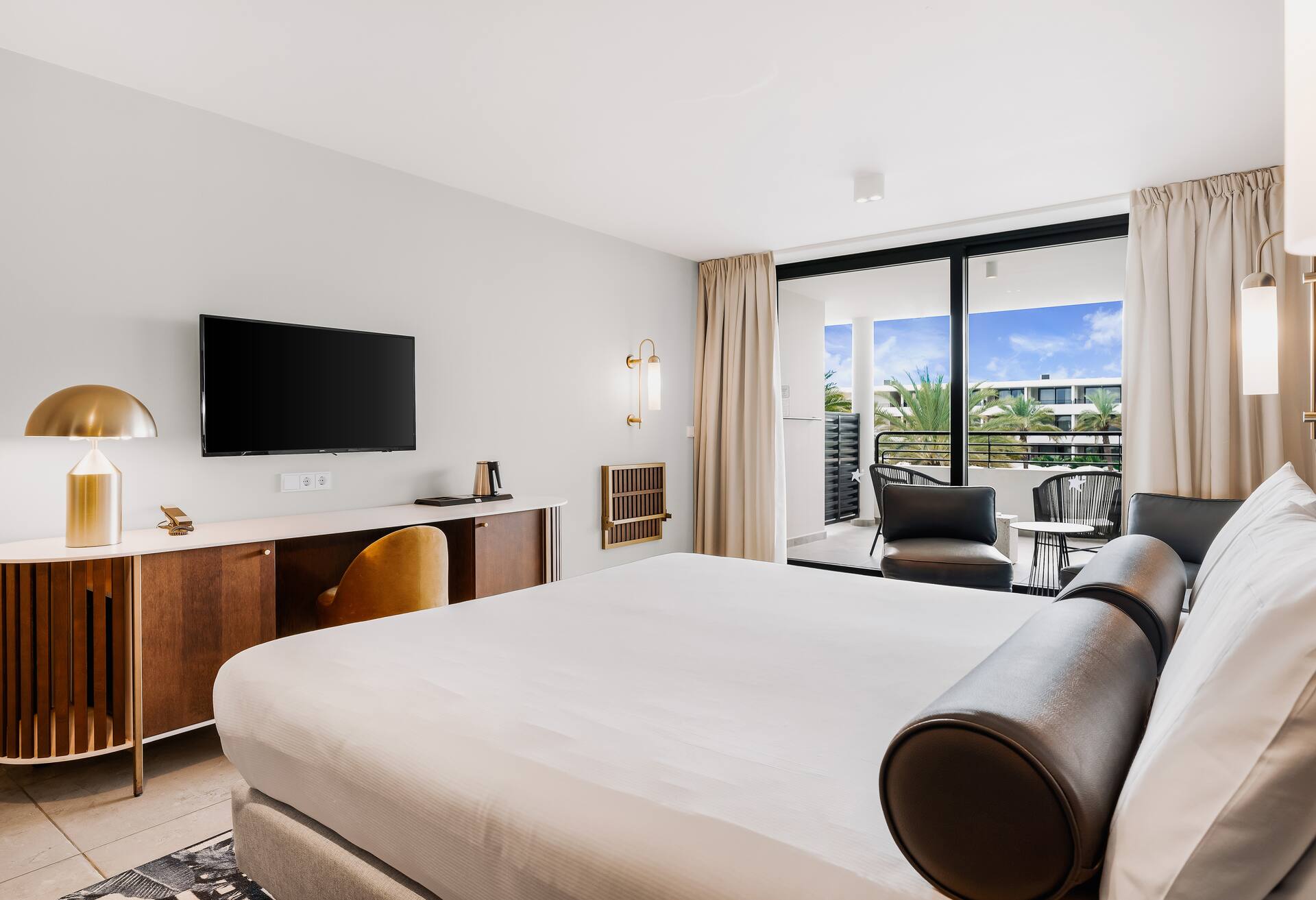 1 King Bed Deluxe Partial Oceanview thumbnail 5