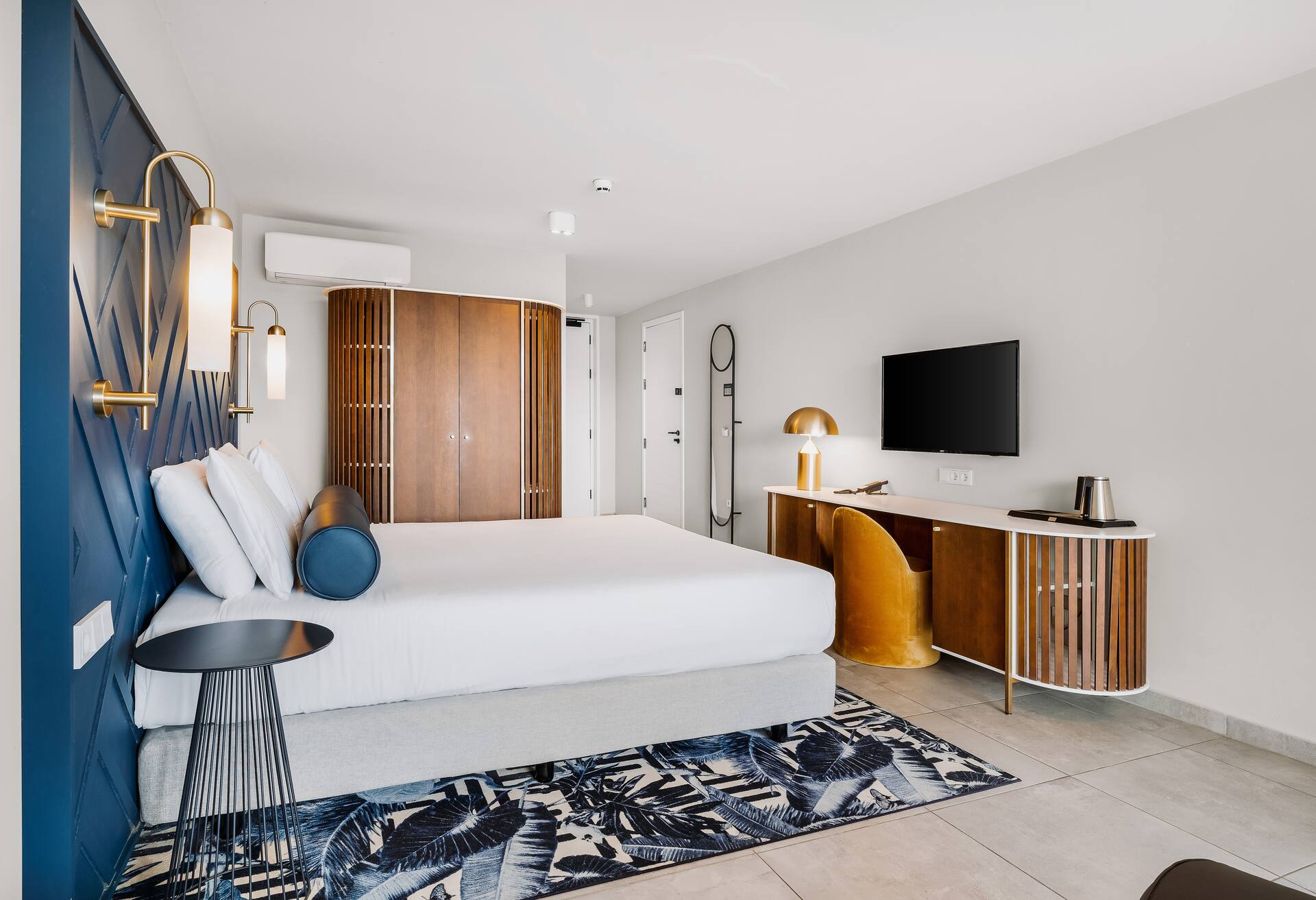 1 King Bed Deluxe -partial Ocean View
