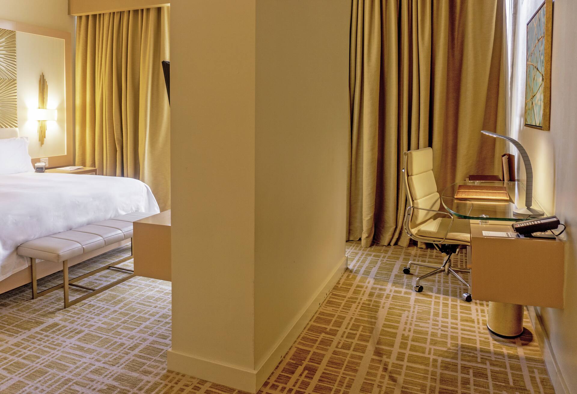 Deluxe Mob Accessible - 1 King Bed