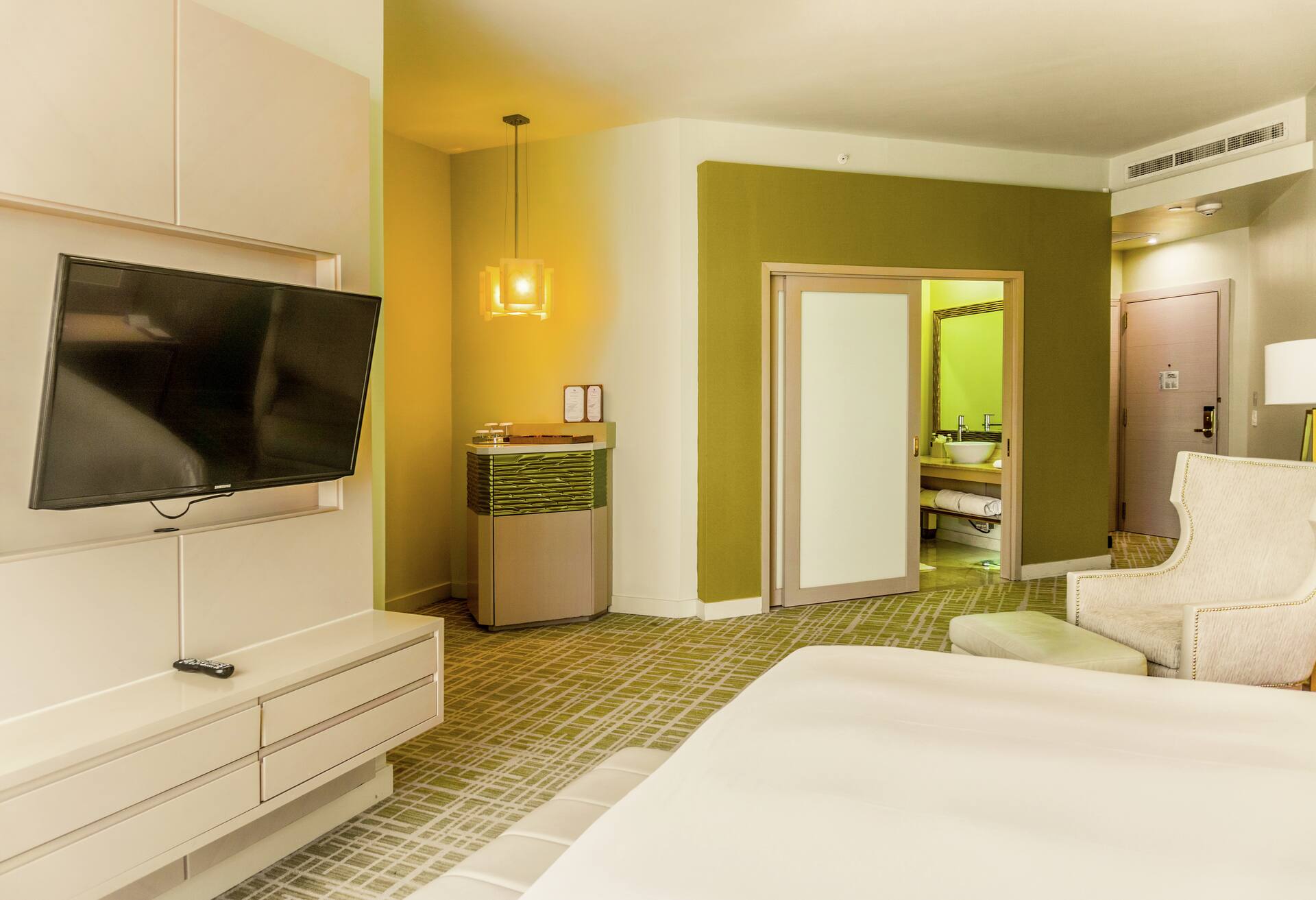 Deluxe Mob Accessible - 1 King Bed