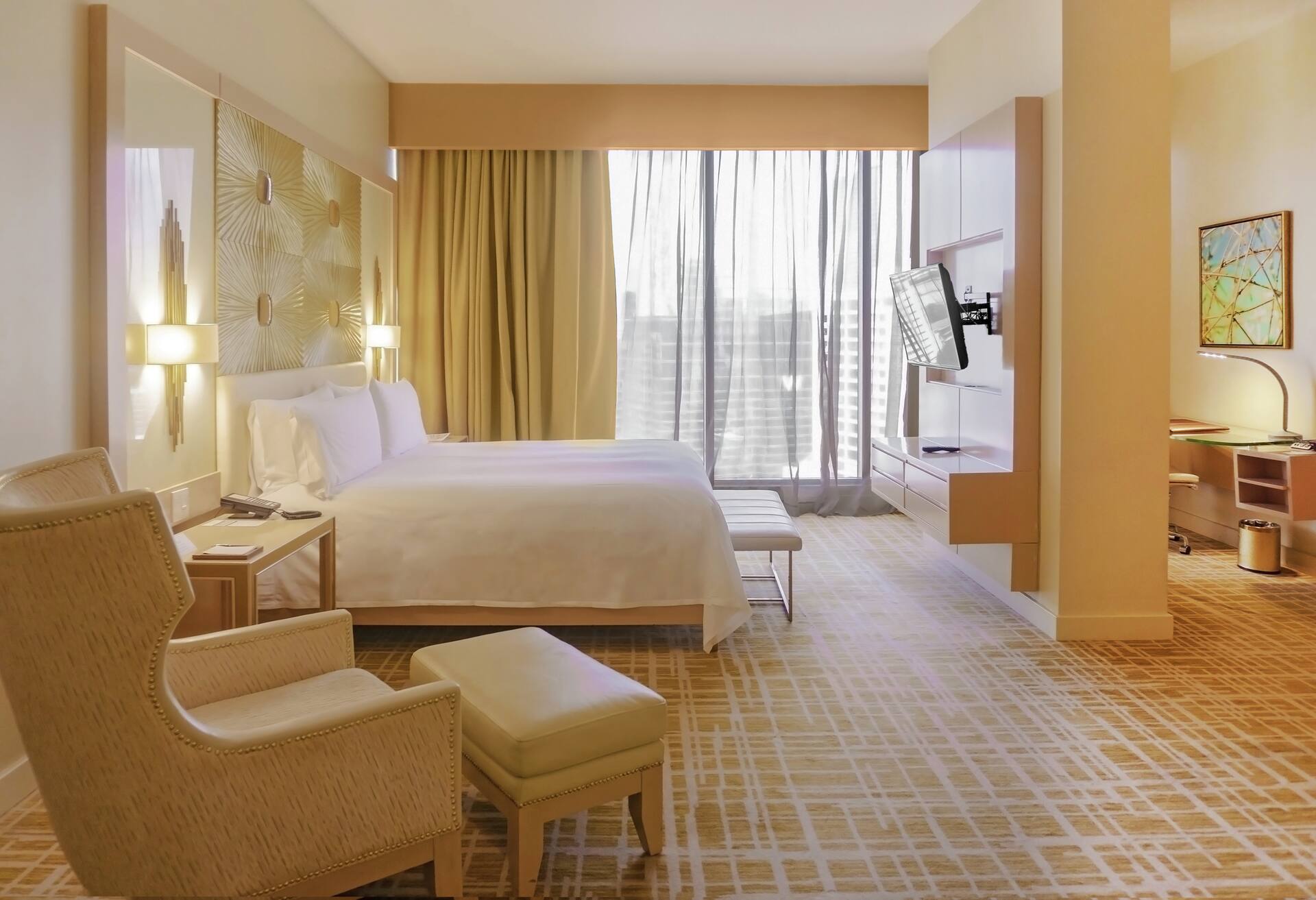 Deluxe Mob Accessible - 1 King Bed