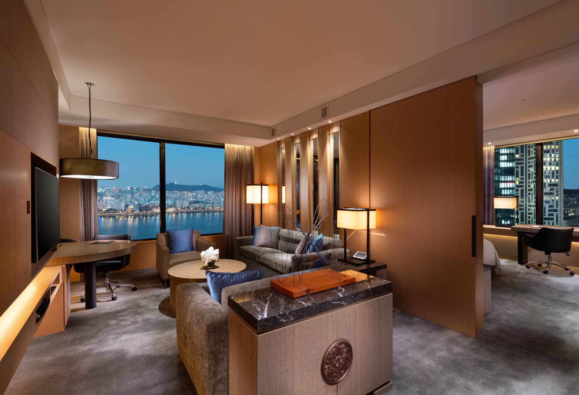 King Deluxe Corner Suite River View photo 3