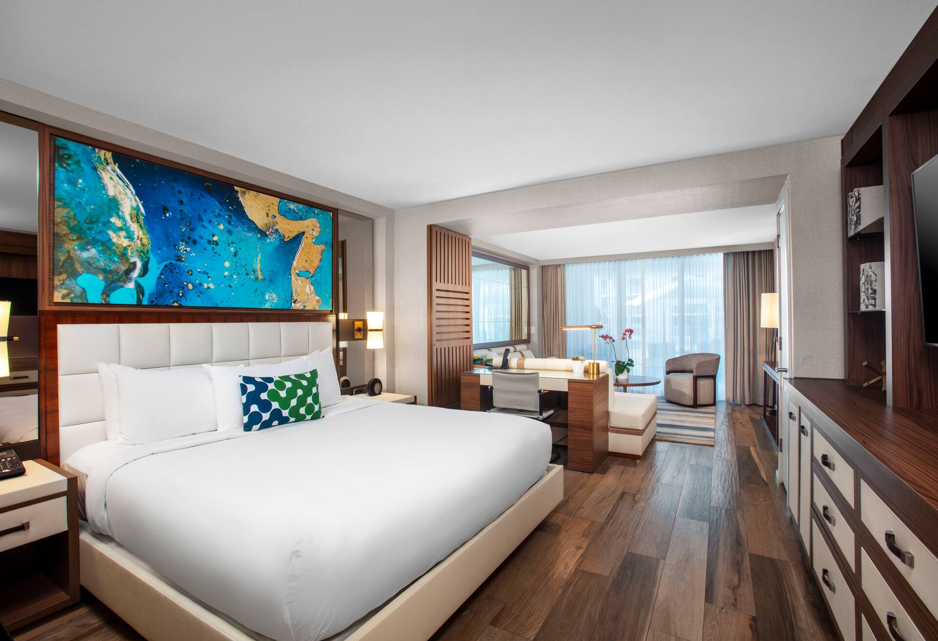 Junior Suite Poolside Mob Access with Tub