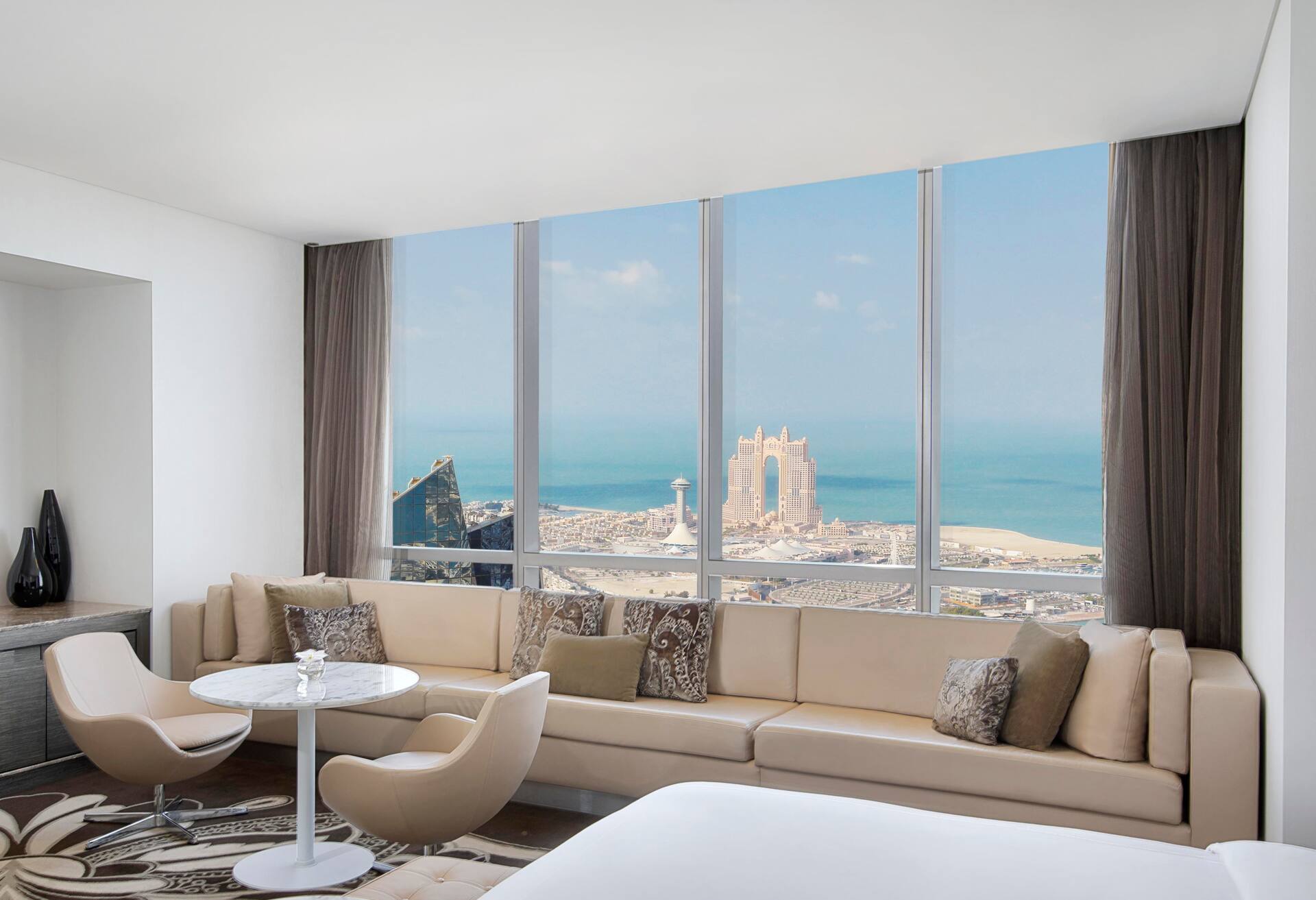 King Junior Suite - Level 45 — photo 3