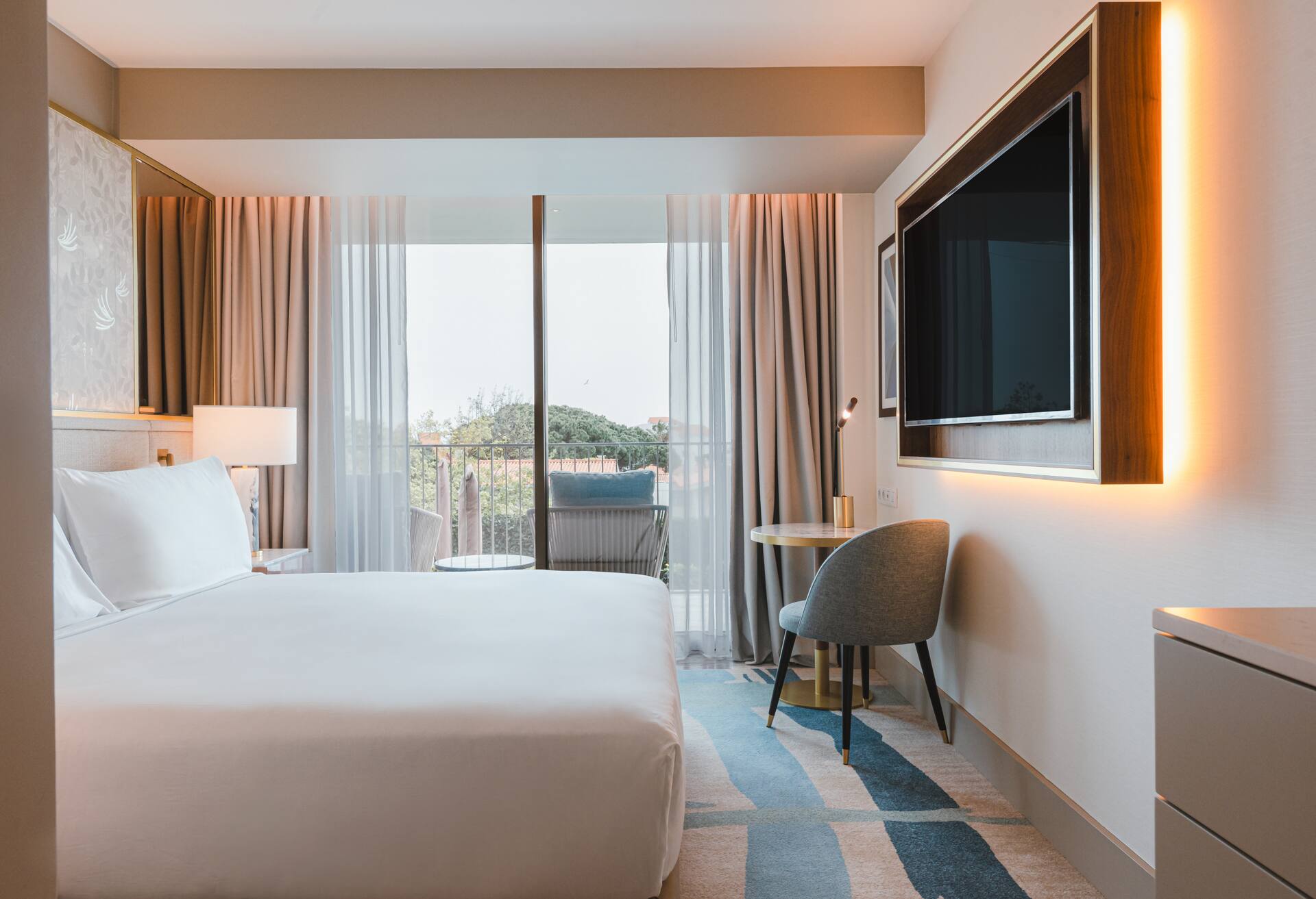 King Guest Room with Balcony