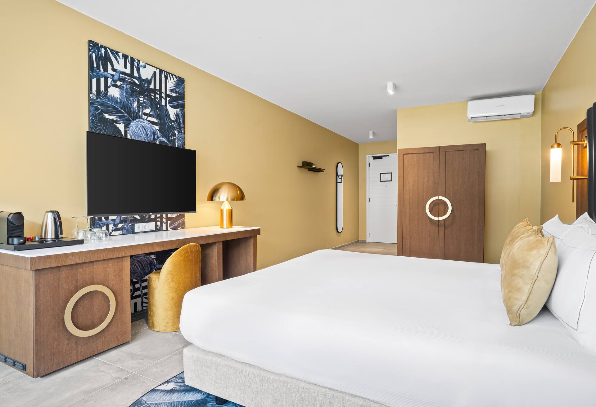 1 King Bed Deluxe Swim up Room