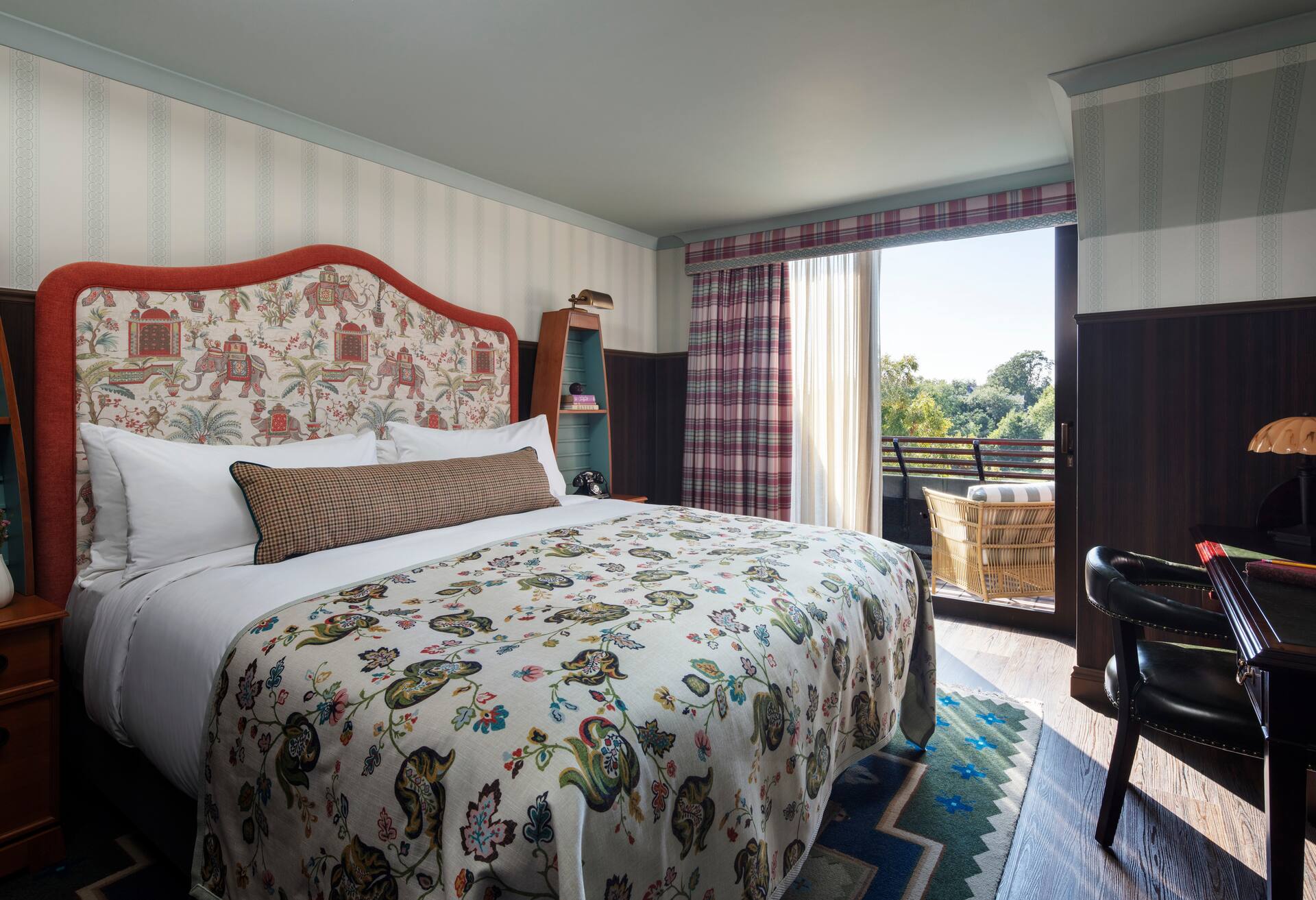 King Graduate Room W/ River View and Balcony photo 1
