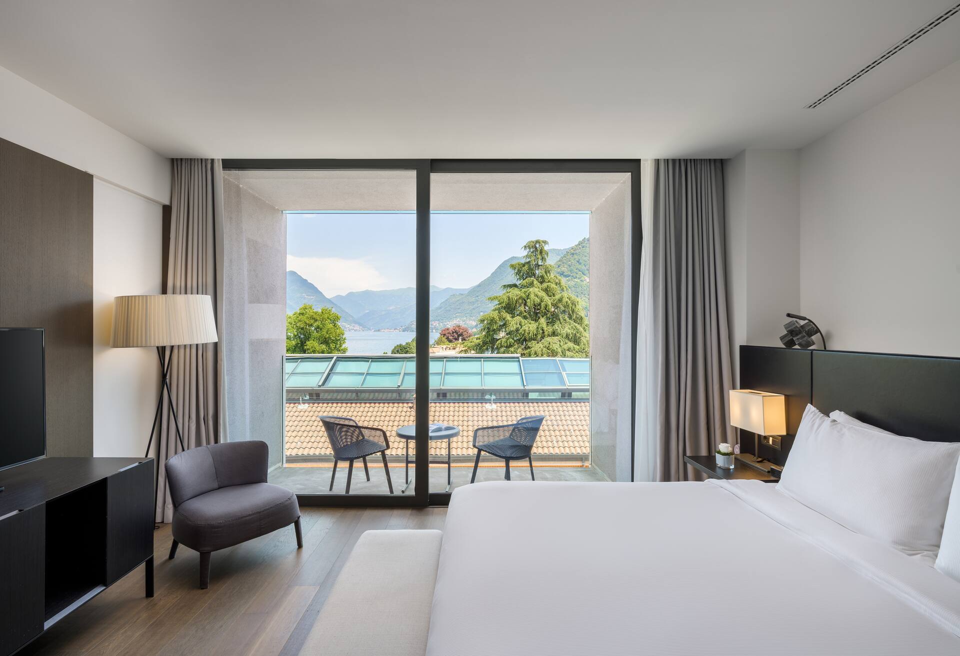 Lake View Suite with Balcony thumbnail 5