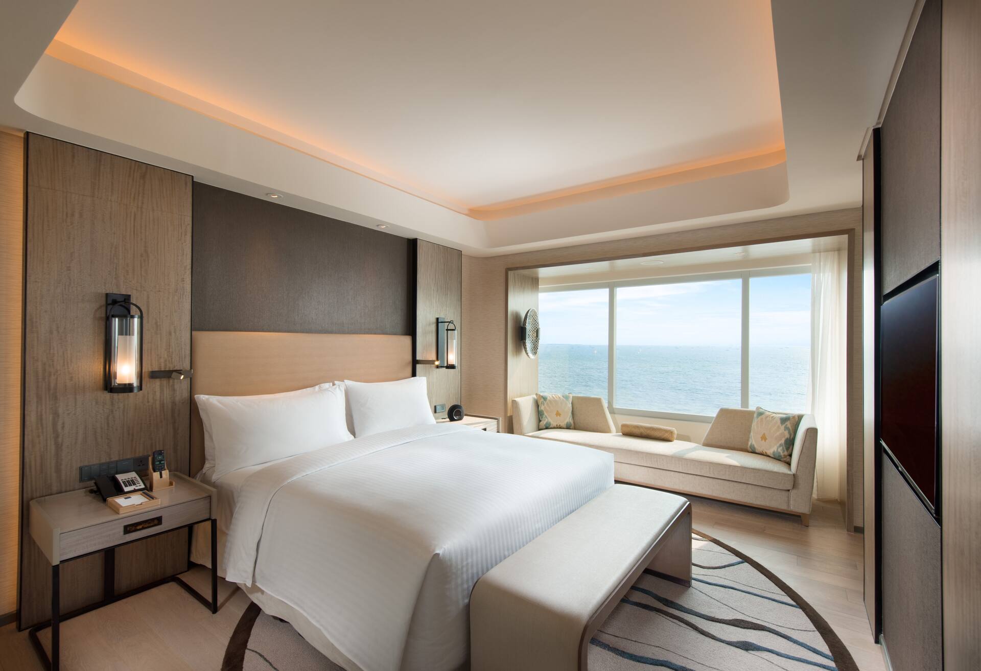King One Bedroom Corner Suite-lounge Access