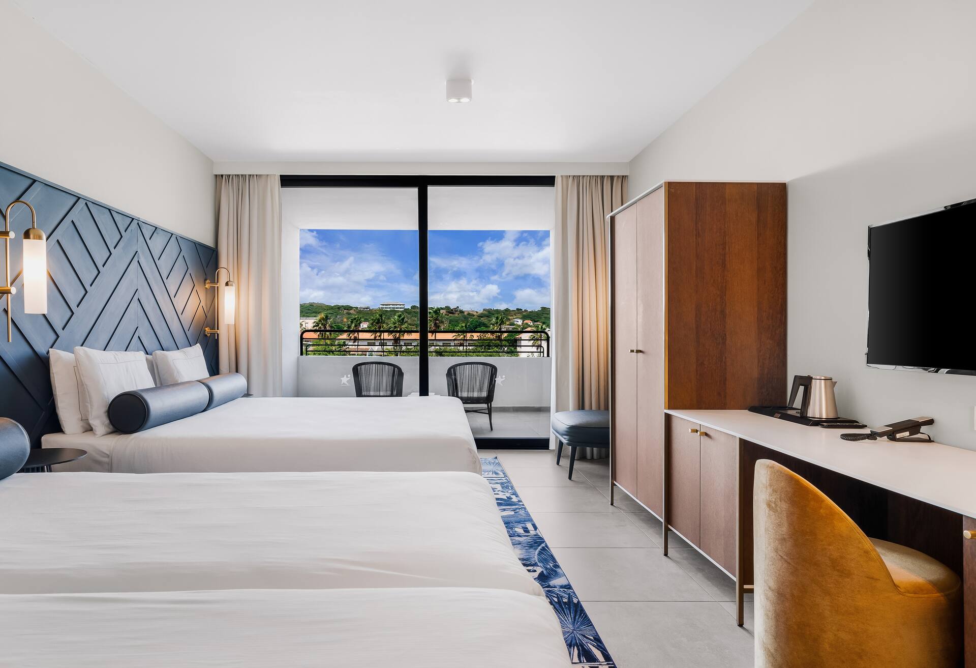 2 King Beds Guest Room thumbnail 5