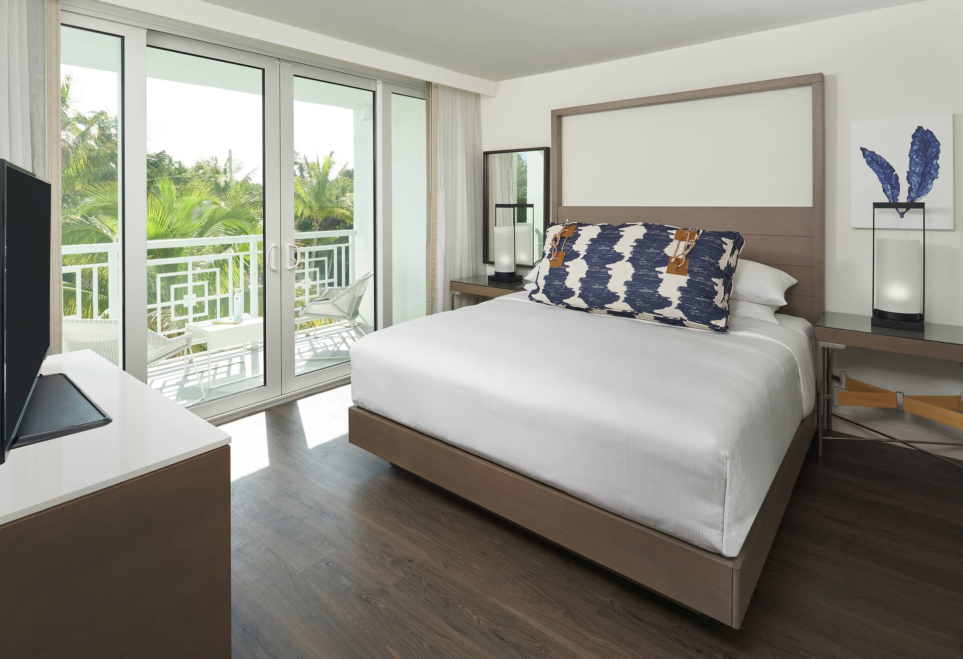 2 Bdrm Suite - 1 Kg/1 Trundle Bed W/kitchen