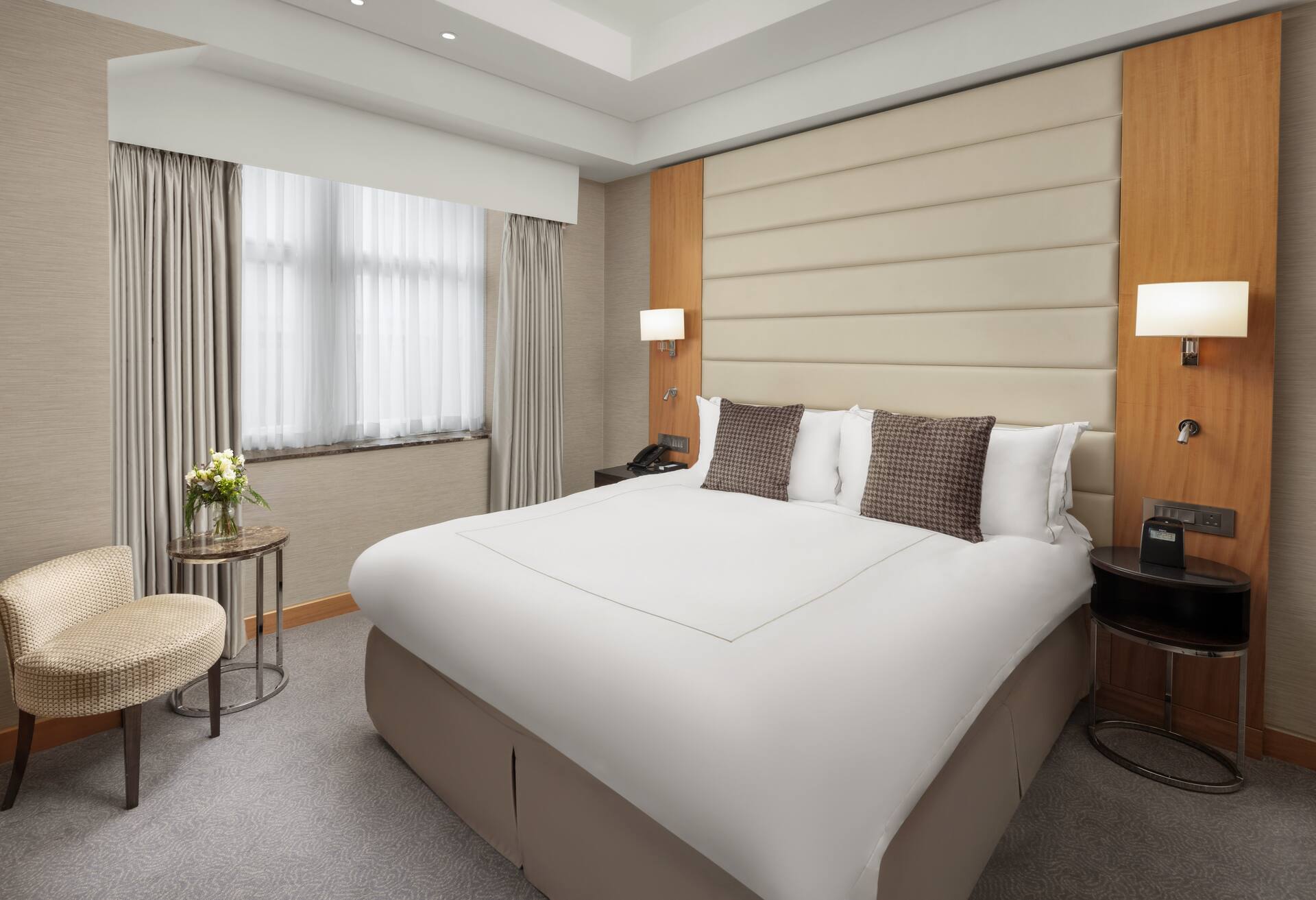 King Deluxe Room thumbnail 5