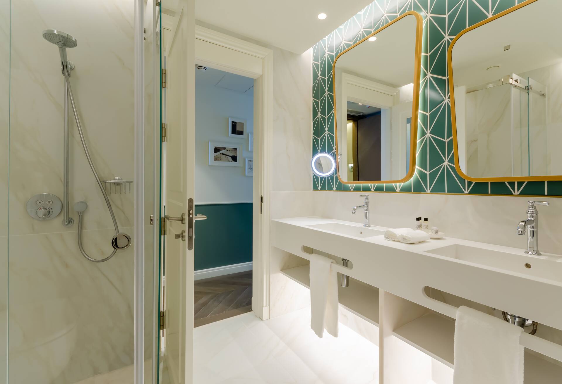 King Deluxe Room with View and Balcony thumbnail 6