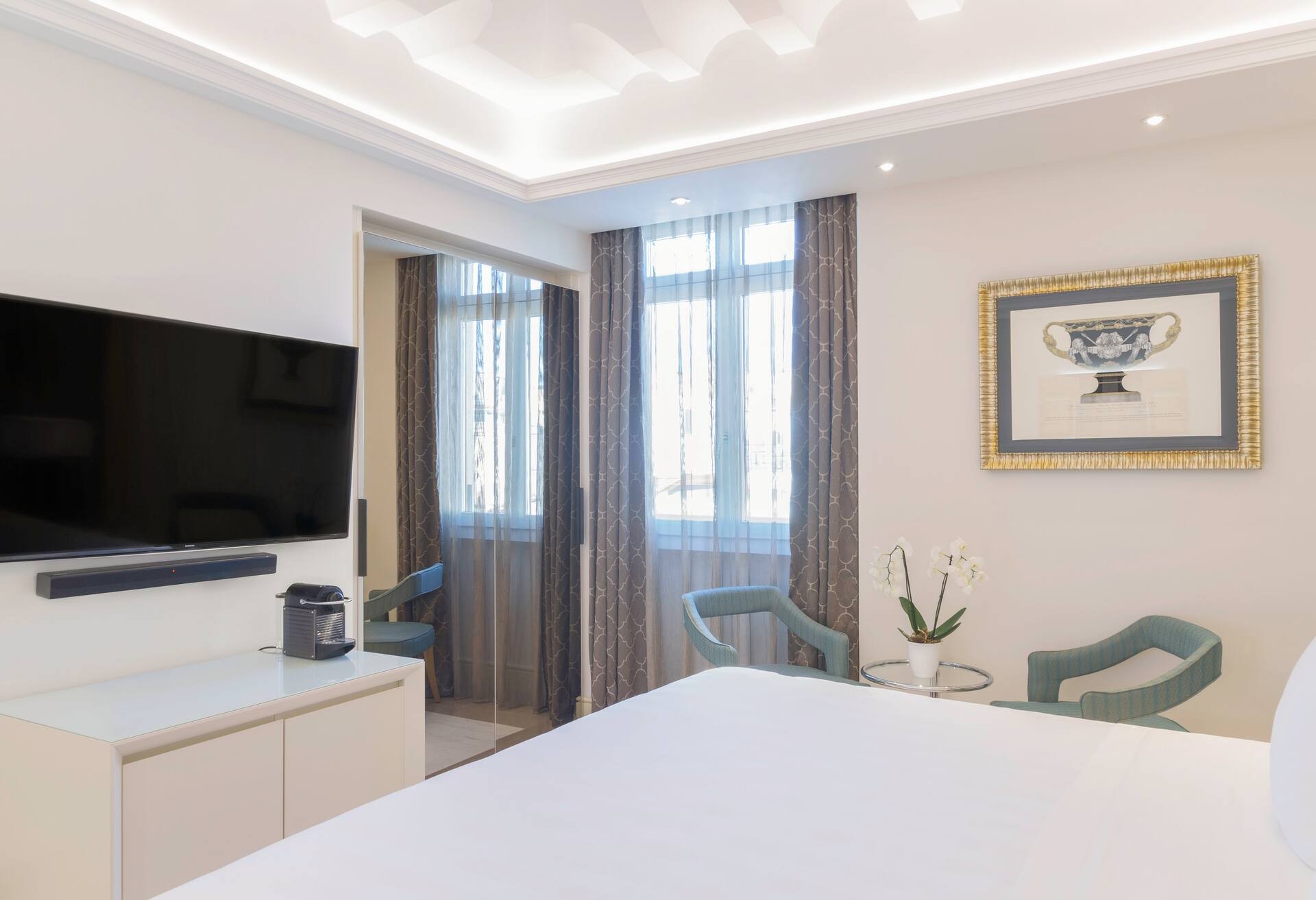 King Deluxe Room thumbnail 5
