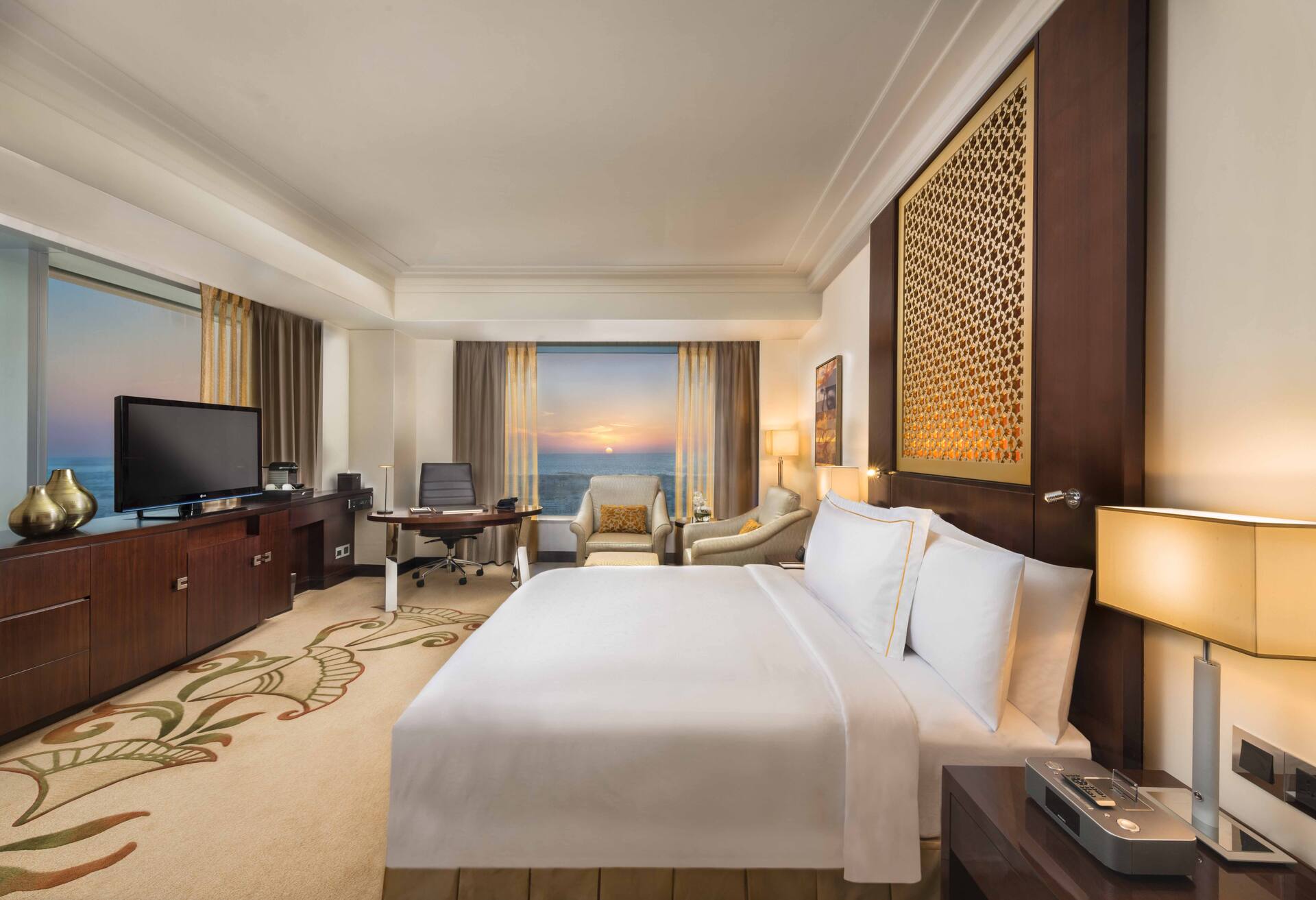 King Deluxe Room - Skyline View