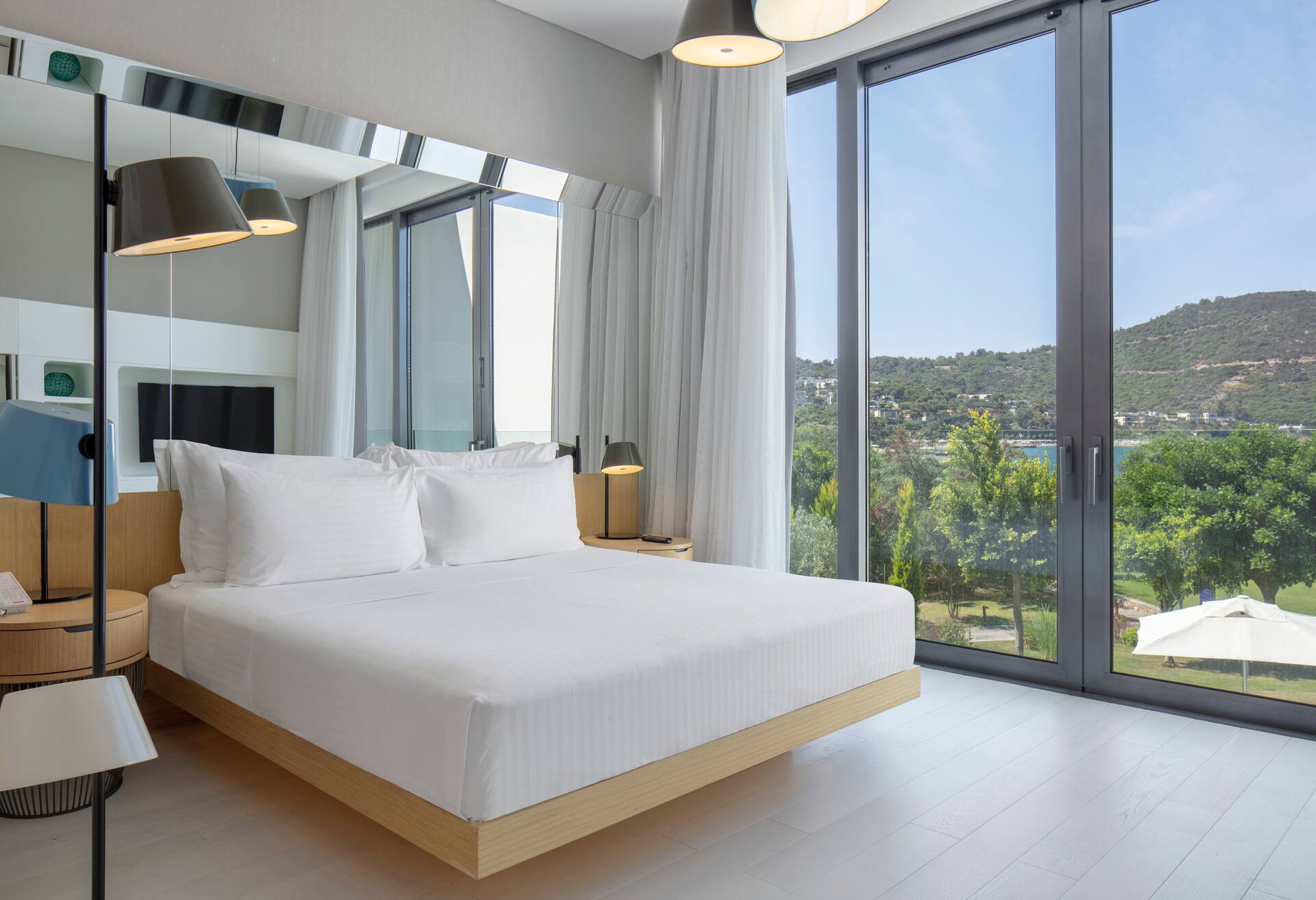 King Deluxe Room with Partial Sea View