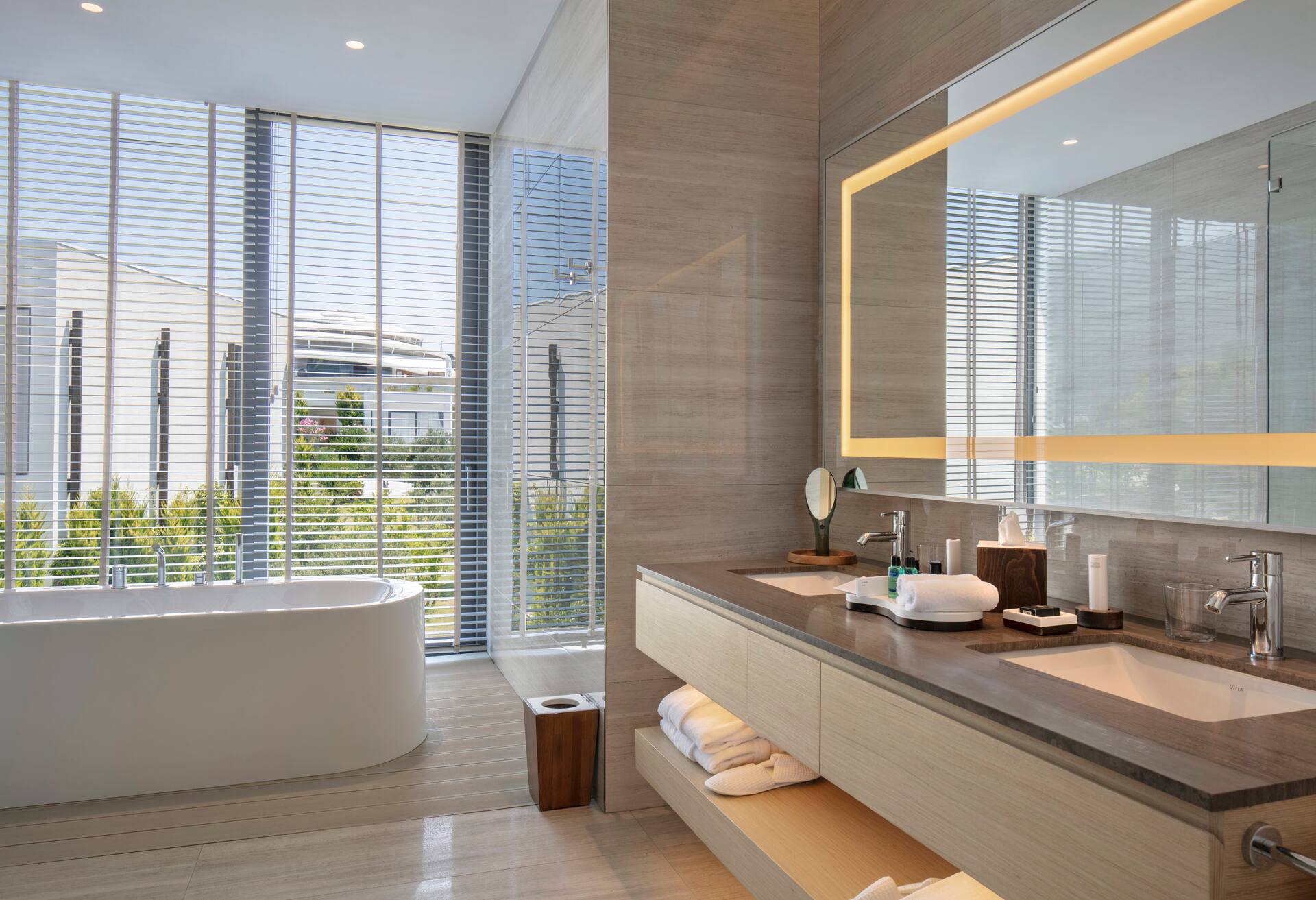 King Deluxe Room with Partial Sea View