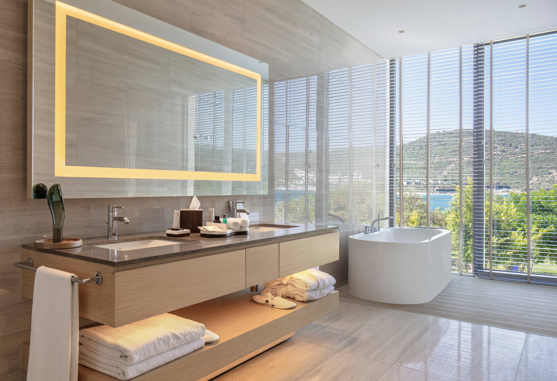 King Deluxe Room with Partial Sea View thumbnail 5