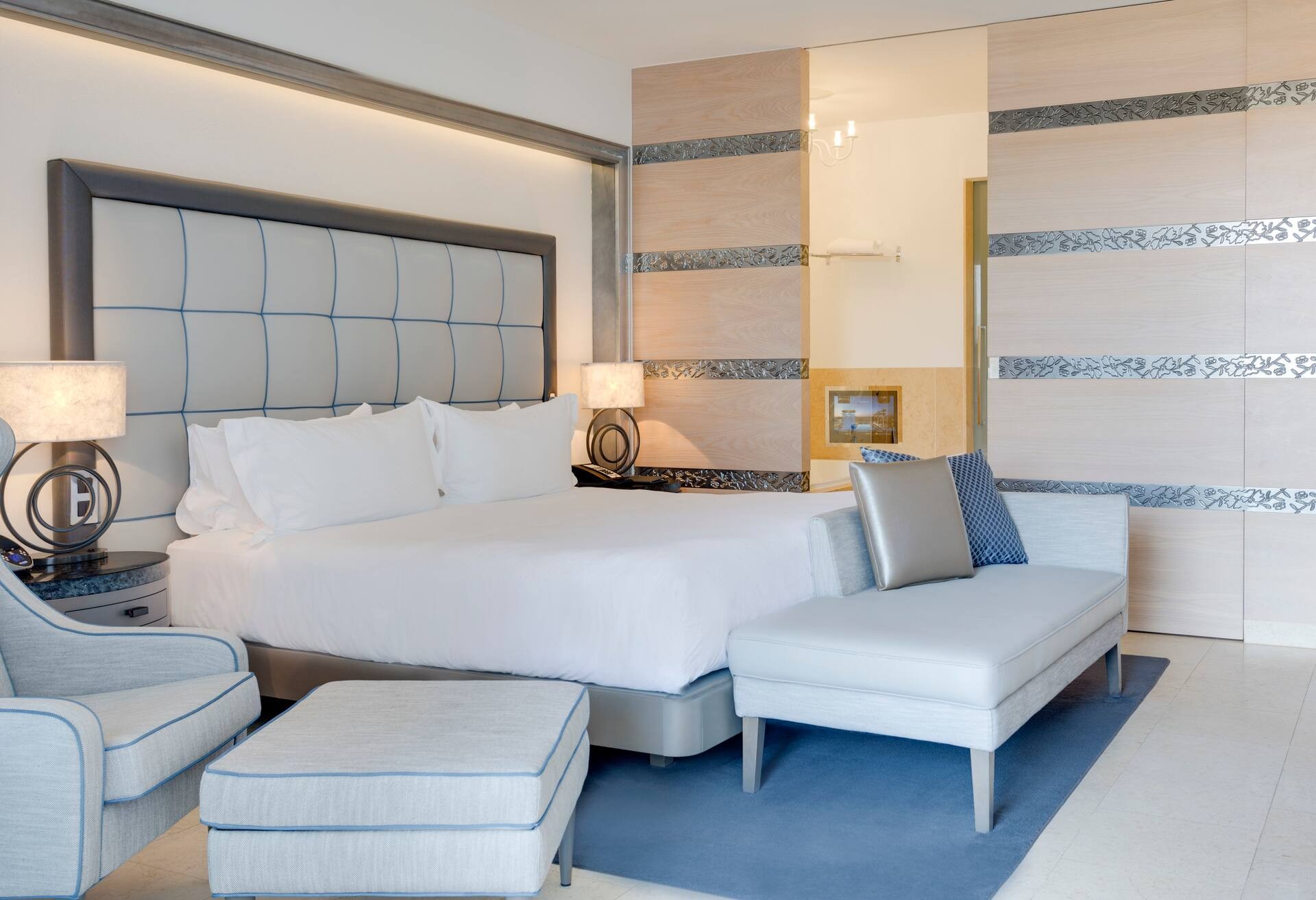 King Grand Deluxe Room photo 2