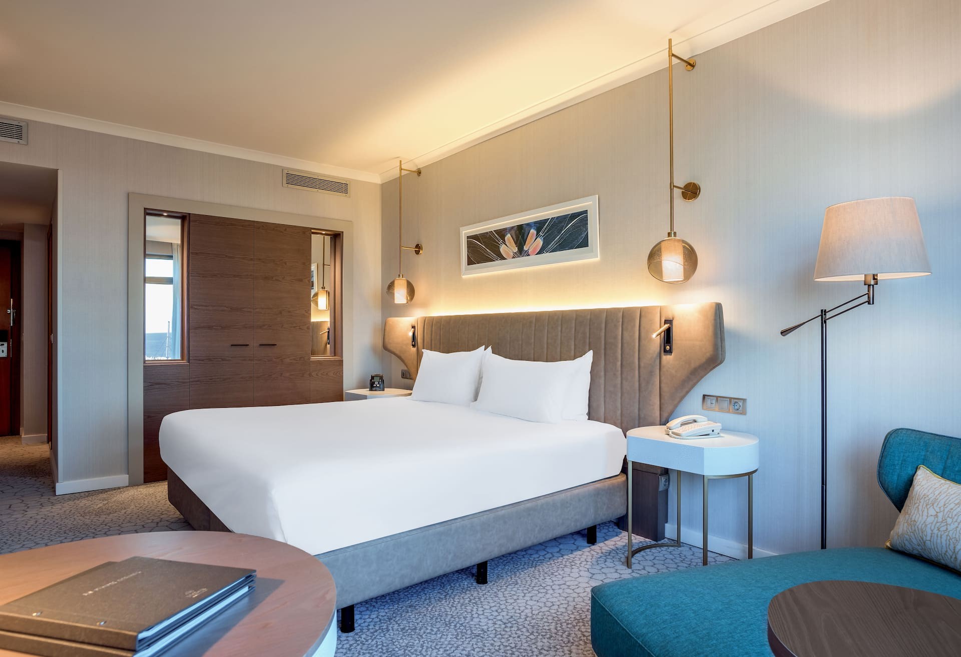 King Guest Room thumbnail 5