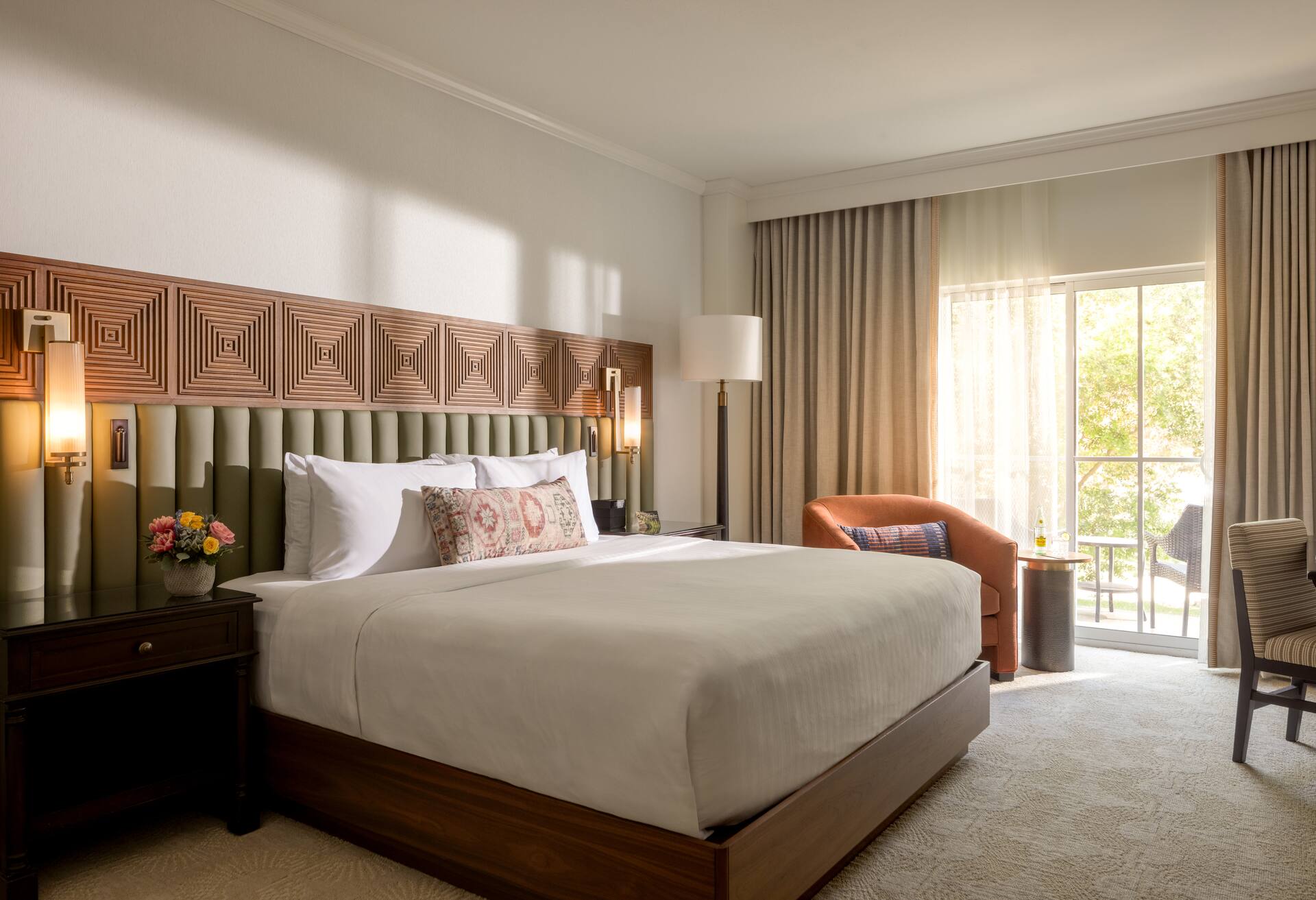 Deluxe 1 King Bed Guestroom thumbnail 5