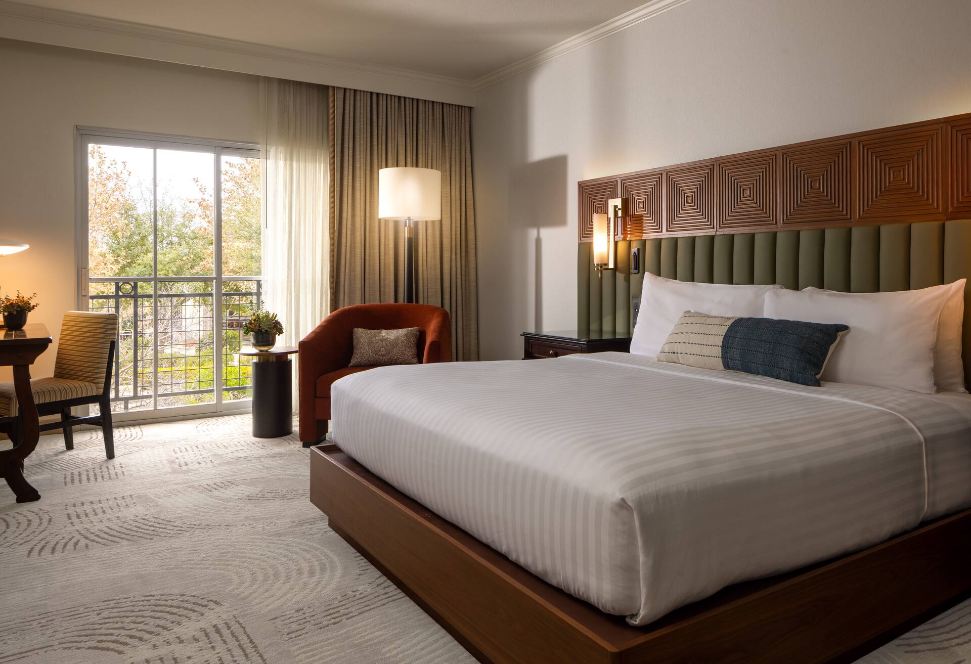 Deluxe 1 King Bed Guestroom thumbnail 6
