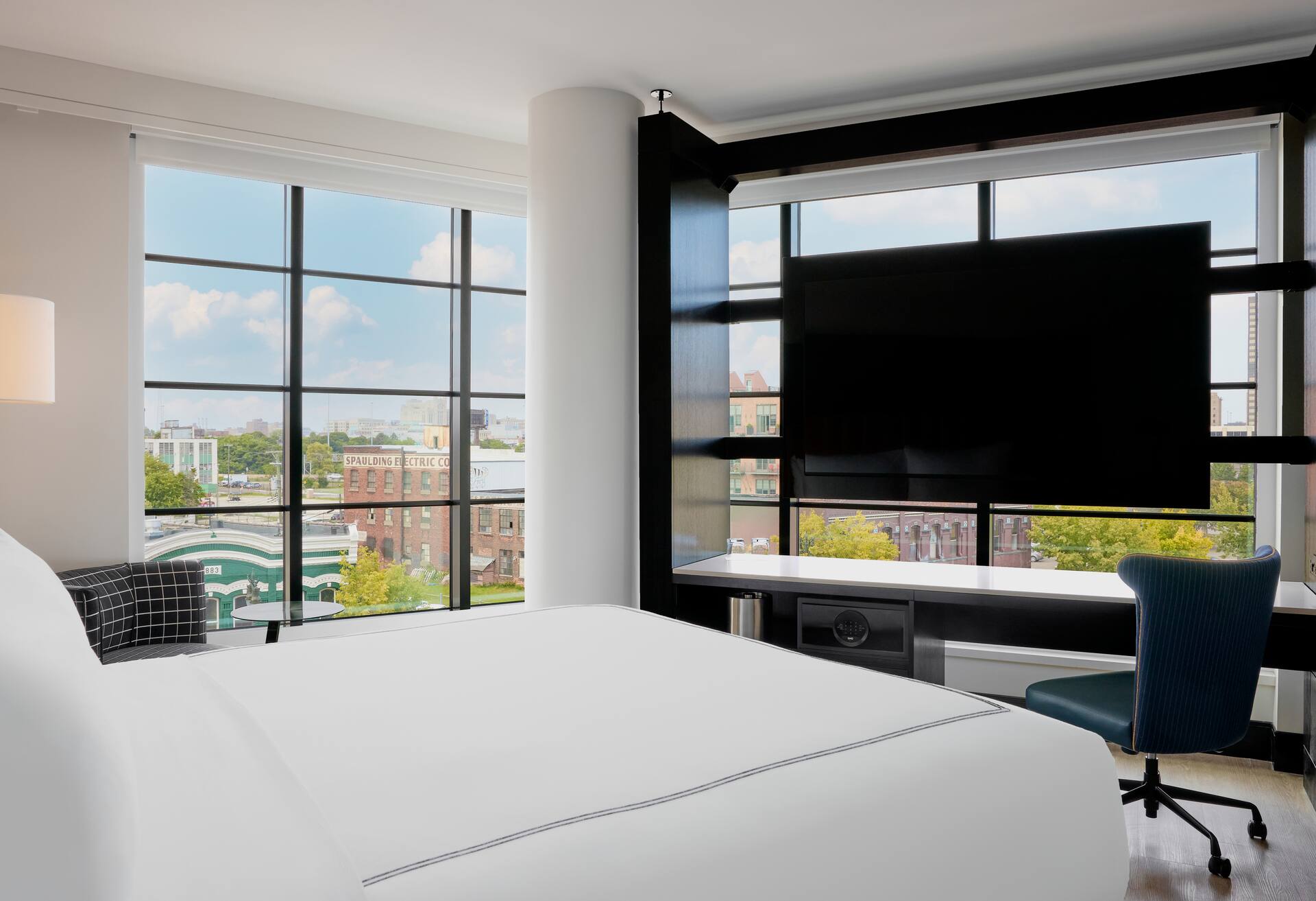 1 King Bed Hearing Accessible High Floor photo 1
