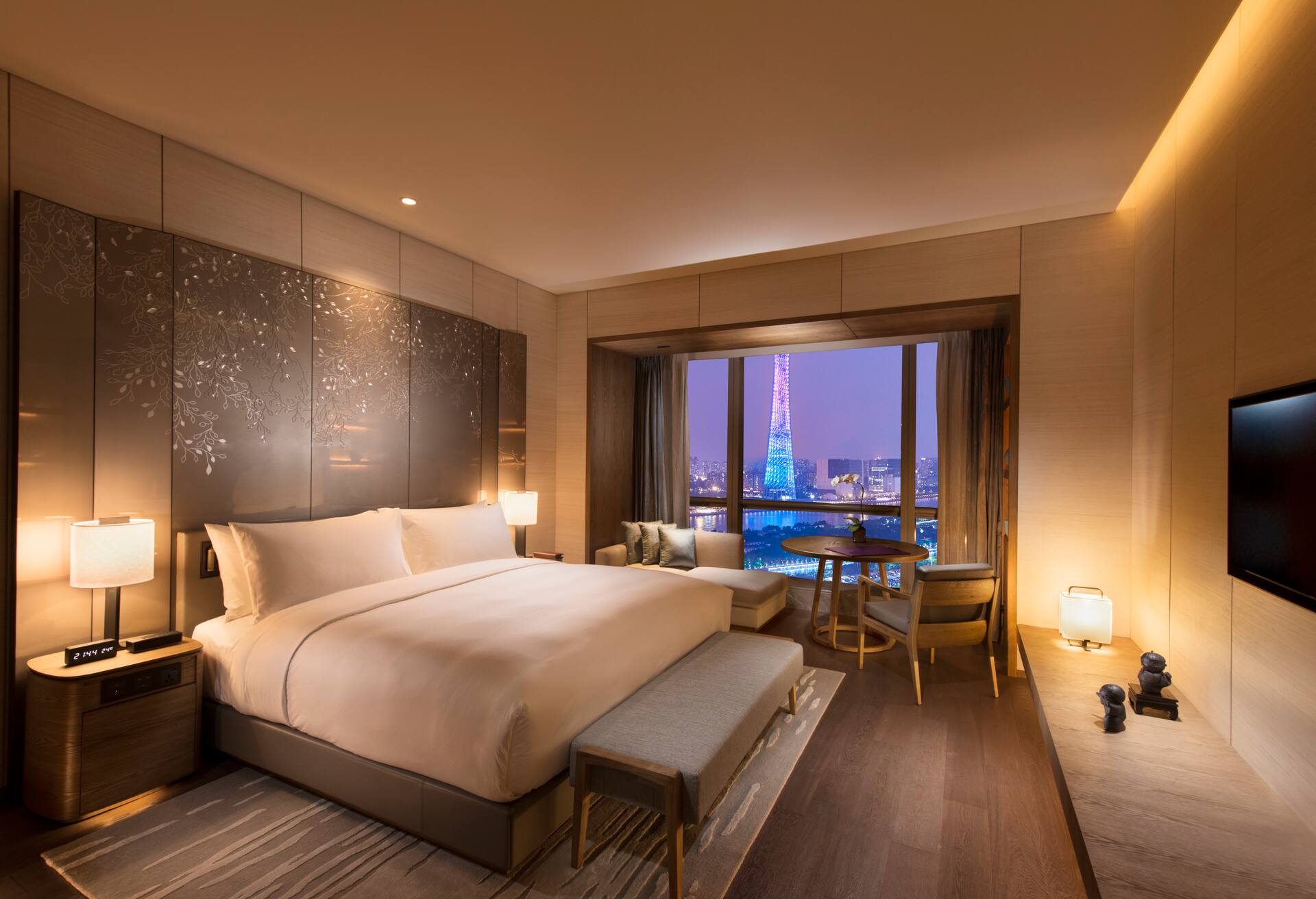 Deluxe Family Room Canton Tower River View thumbnail 6