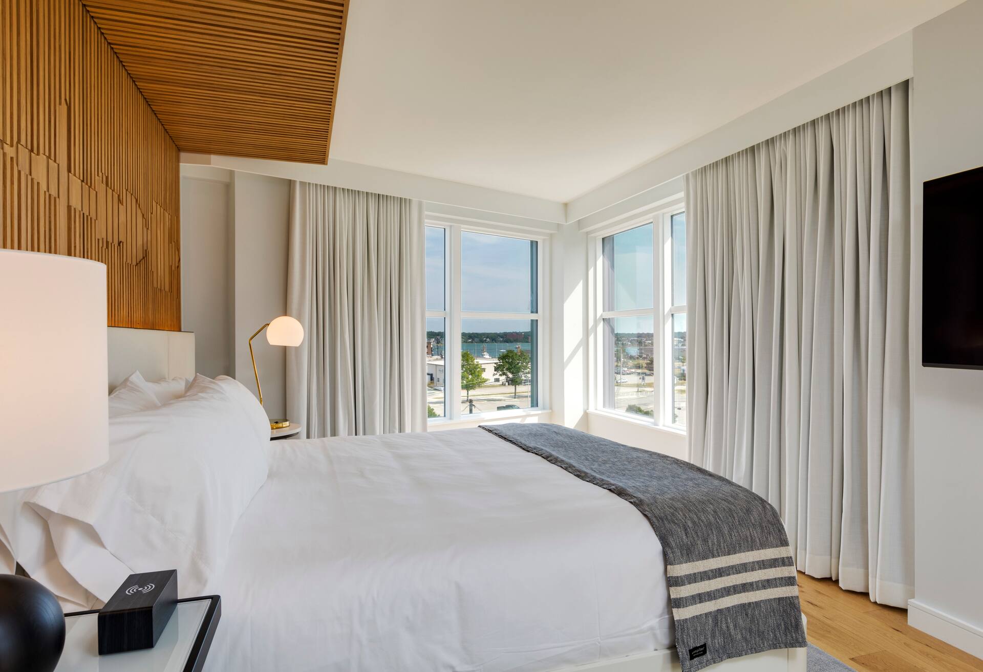 Presidential One-bdrm 1 King Waterfront Suite thumbnail 5
