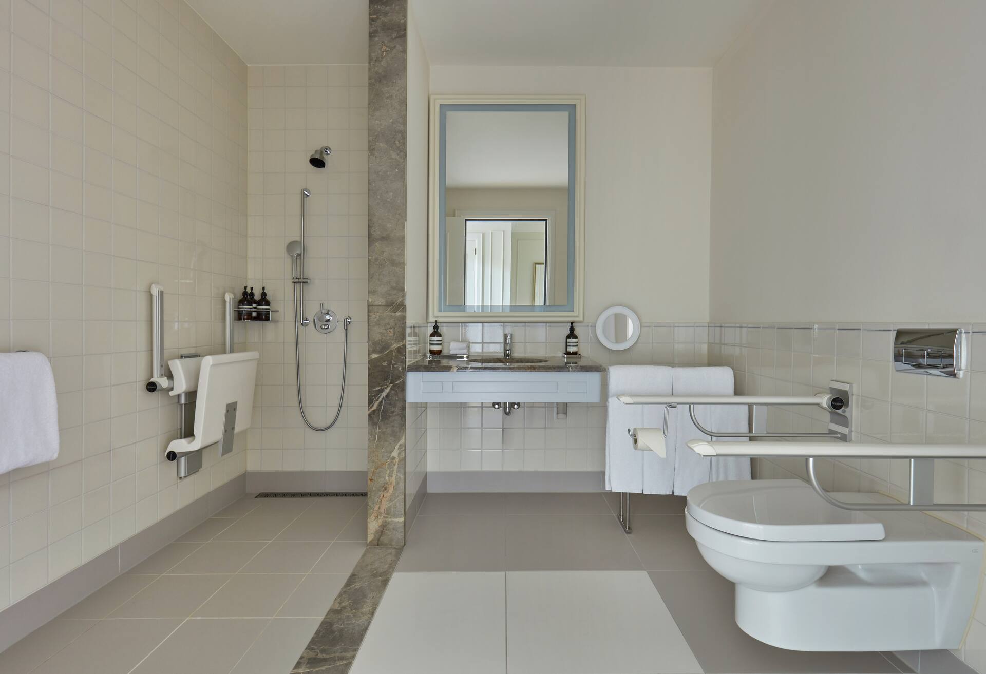 King Accessible Superior Room thumbnail 5