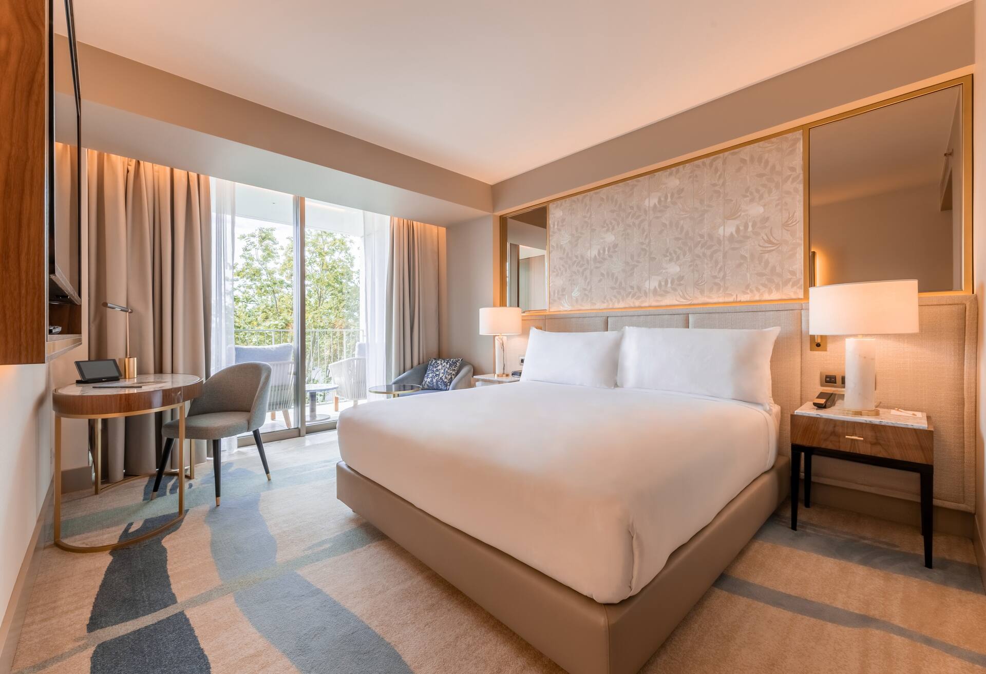 King Guest Room with Balcony thumbnail 6