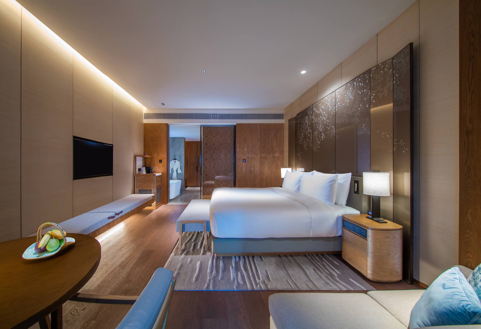 King Deluxe Room thumbnail 5