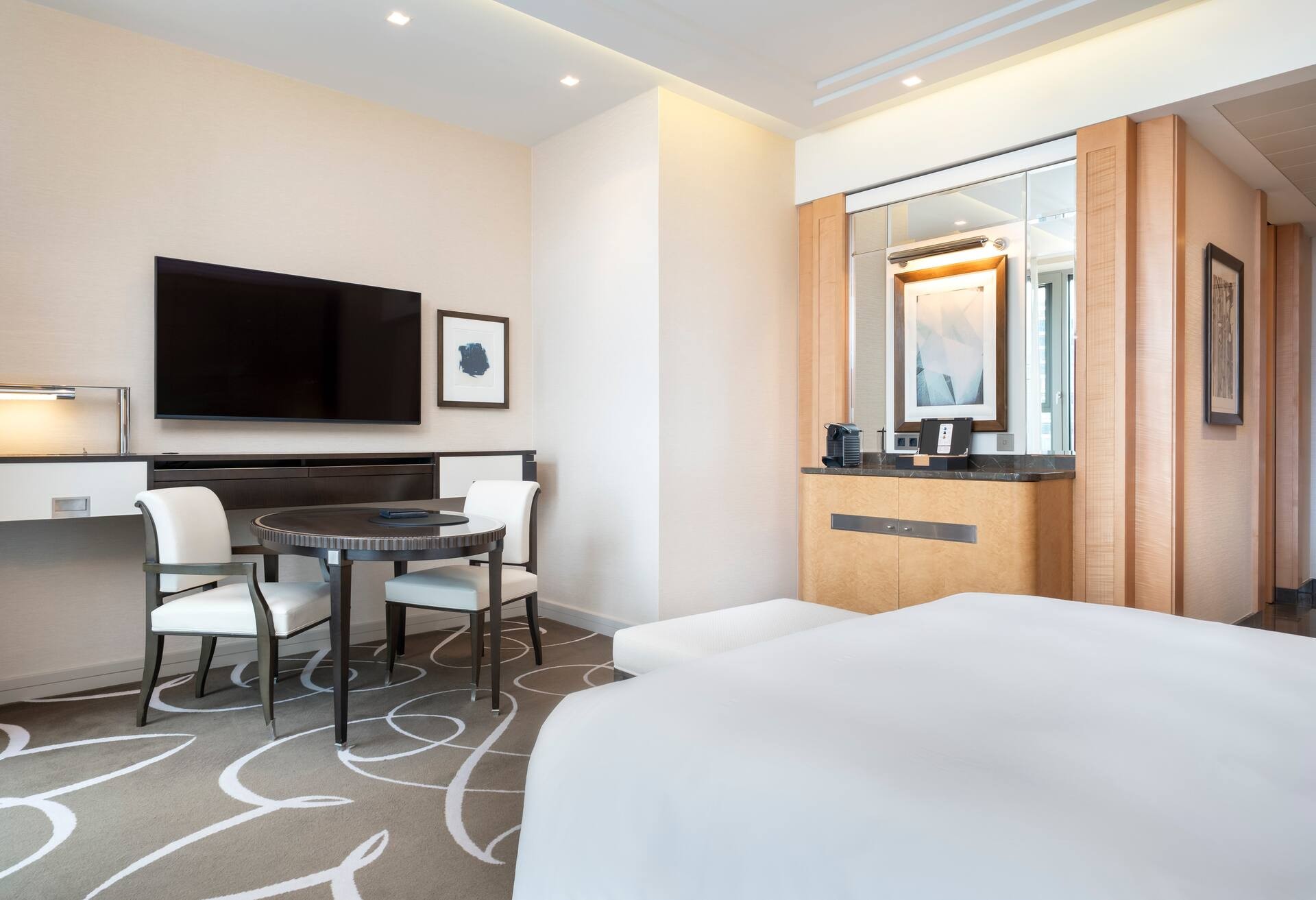 King Deluxe Room thumbnail 6